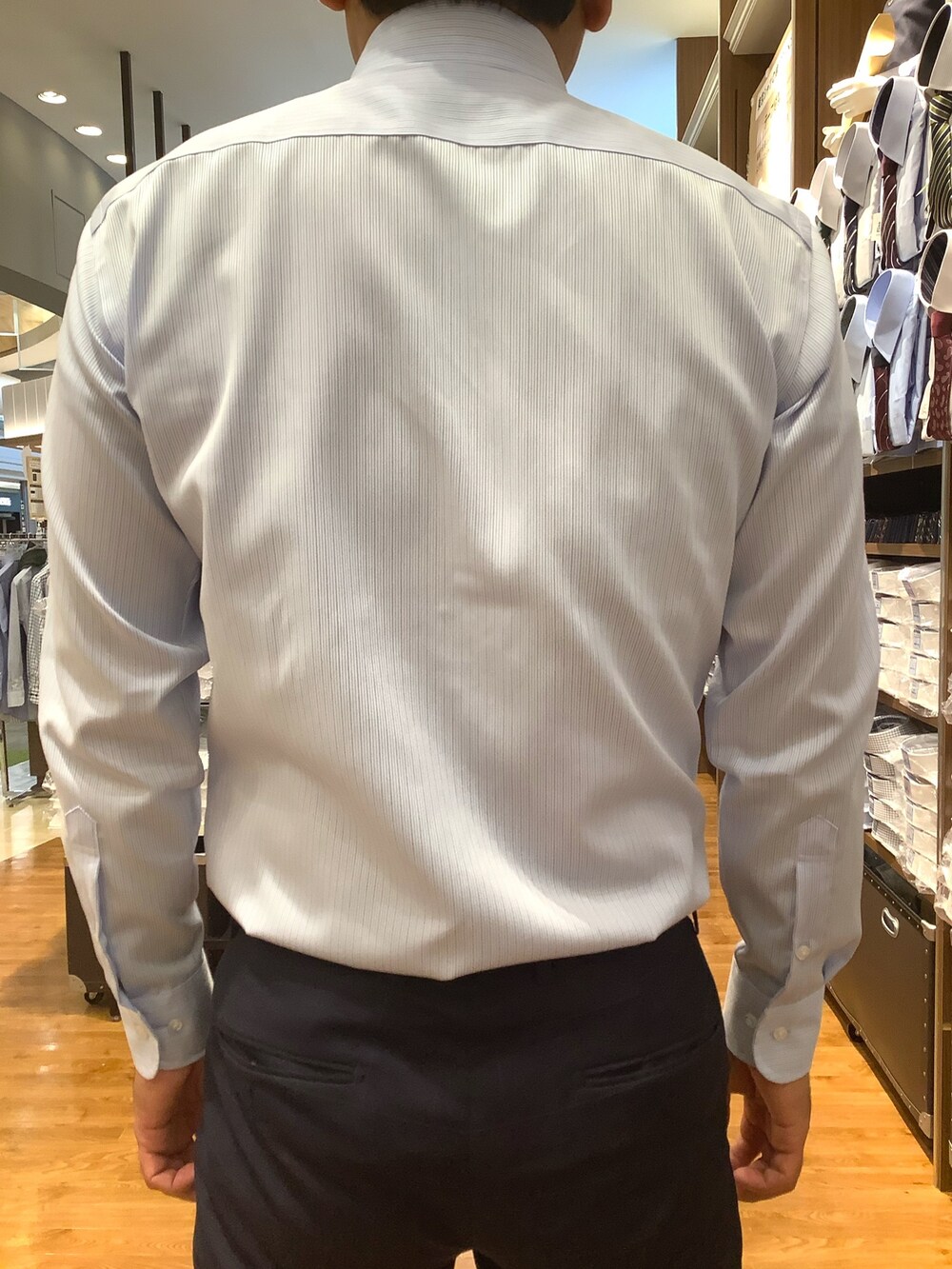 ブルー系のビジネスシャツ、その他のネクタイを着用したメンズの秋コーディネートの3枚目の写真