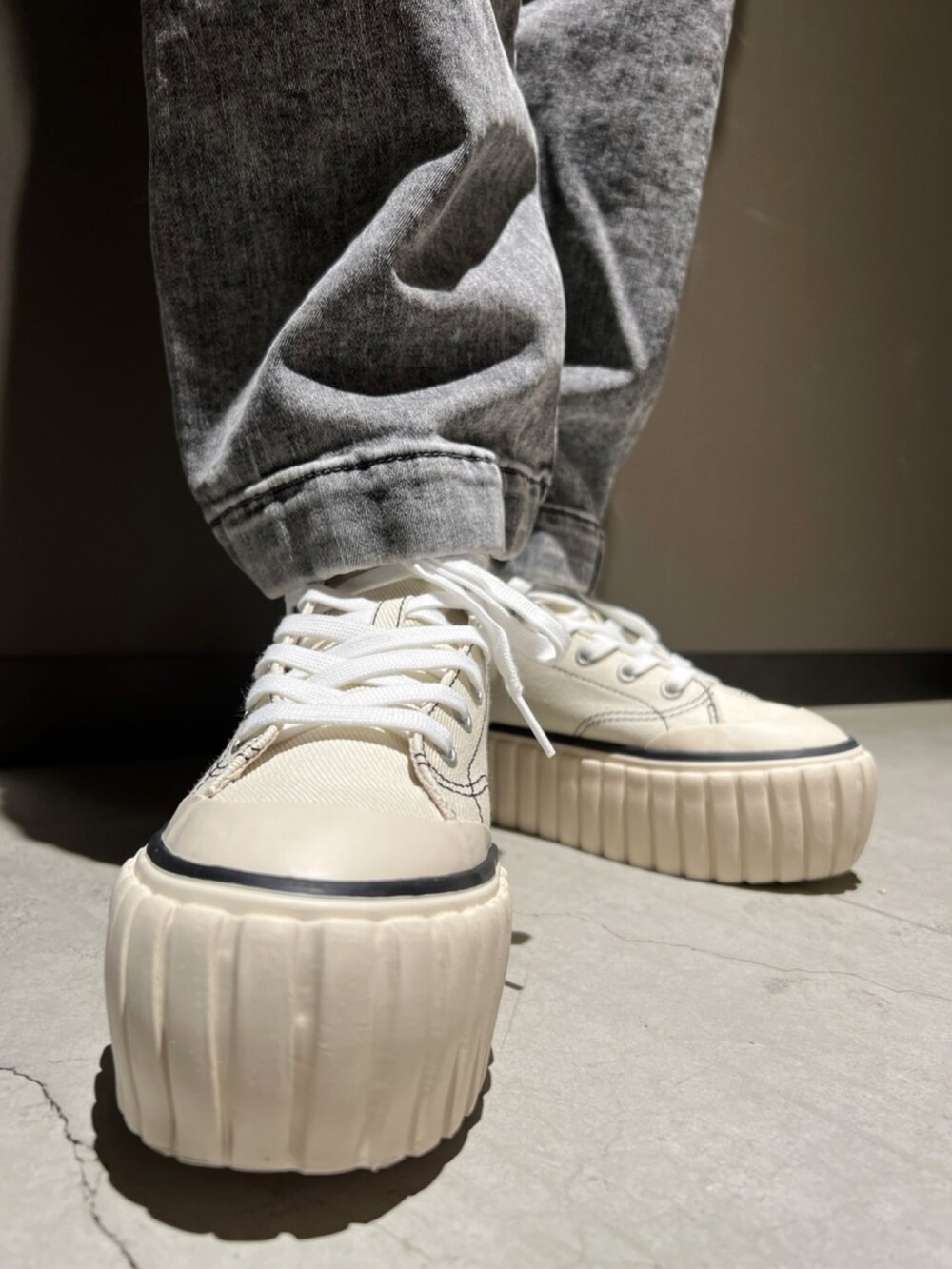 ホワイト系のTシャツ/カットソー、ホワイト系のブルゾン、ホワイト系のショルダーバッグを着用したレディースの春コーディネートの3枚目の写真