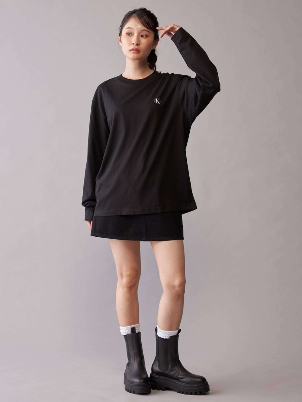 ブラック系のデニムパンツ、ブラック系のTシャツ/カットソー、ブラック系のTシャツ/カットソーを着用したレディースの秋コーディネートの3枚目の写真