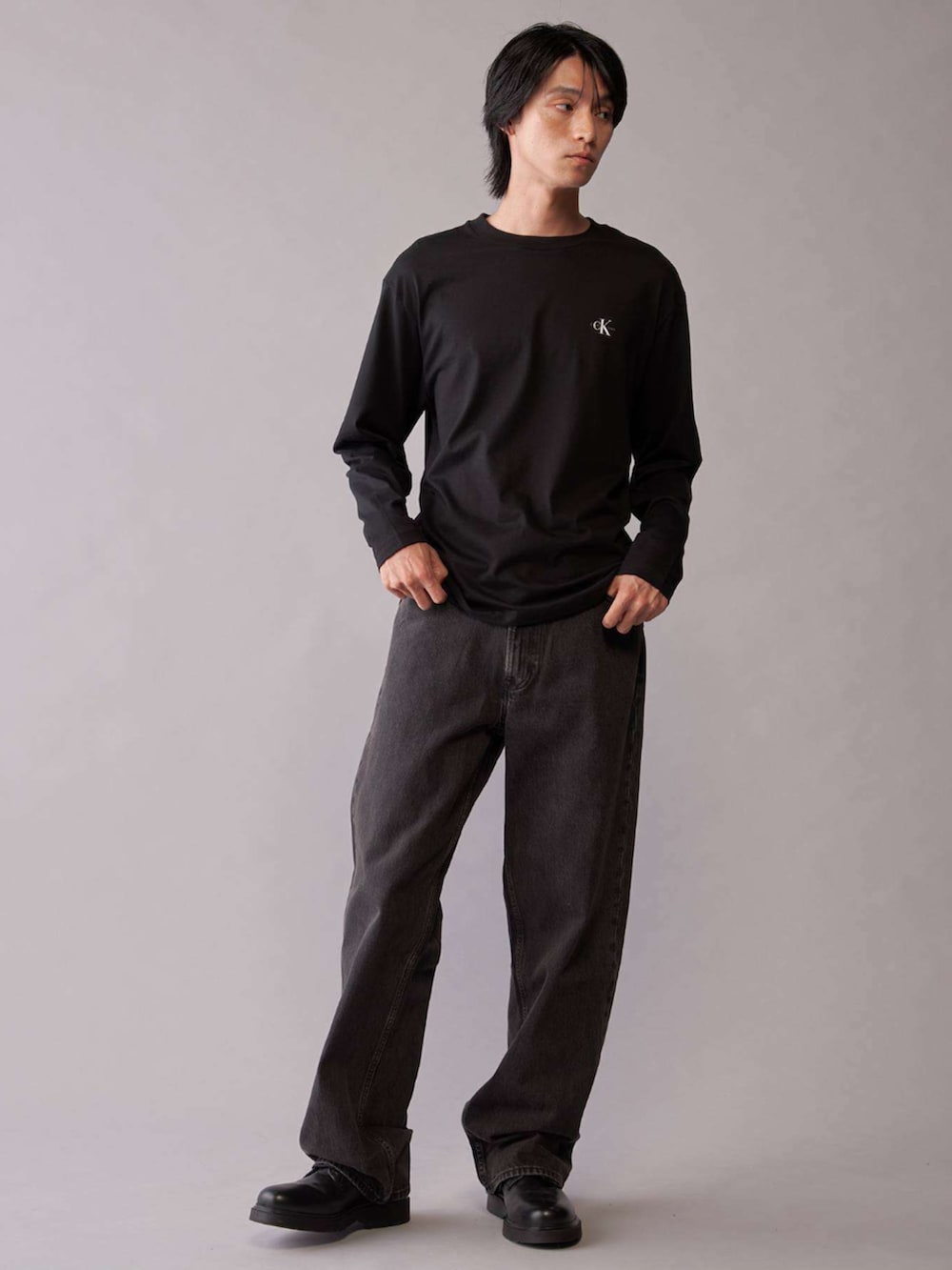 ブラック系のデニムパンツ、ブラック系のTシャツ/カットソー、ブラック系のTシャツ/カットソーを着用したレディースの秋コーディネートの2枚目の写真