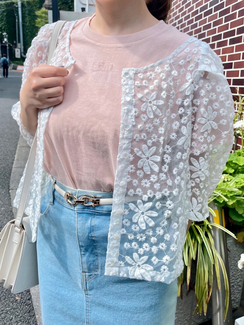 ピンク系のTシャツ/カットソー、ホワイト系のシャツ/ブラウス、ホワイト系のサンダルを着用したレディースの夏コーディネートの2枚目の写真