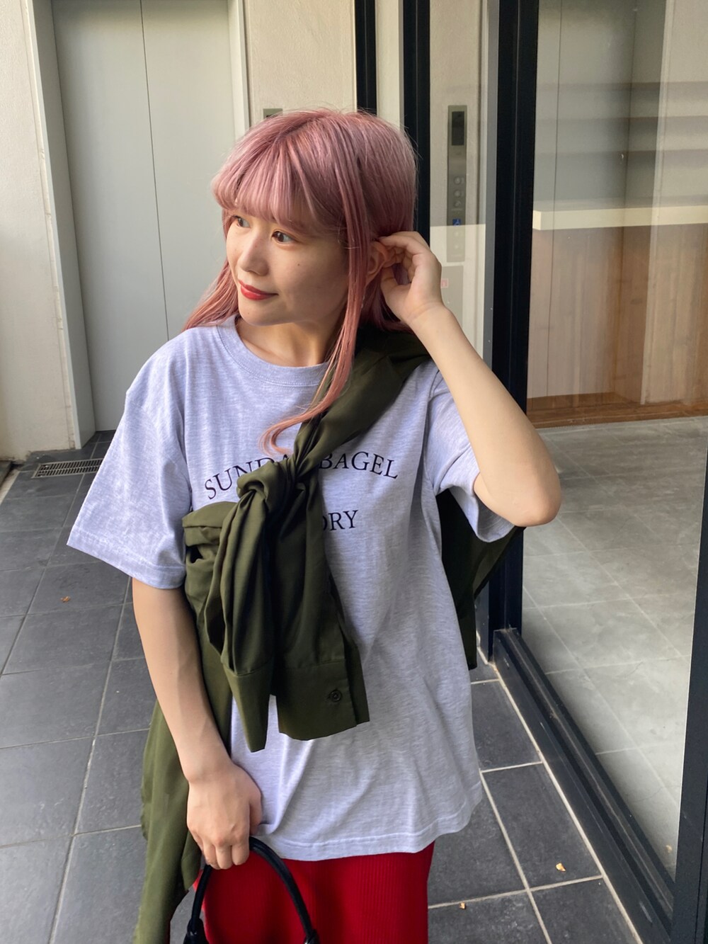 「夏コーデ、大人カジュアル、大人コーデ、Tシャツ、ロゴT、プチプラ、シャツスタイル、シアーシャツ、低身長、低身長コーデ、骨格ストレート、お出かけコーデ、休日スタイル、きれいめカジュアル、カラー×コーデ」｜「WEGOのWEGO/ボリュームスリーブシアーシャツ（シャツ/ブラウス、グリーン系）」を使った、あやぴちゅさん（骨格ストレート・レディース・148cm）の夏コーディネートの4枚目の写真