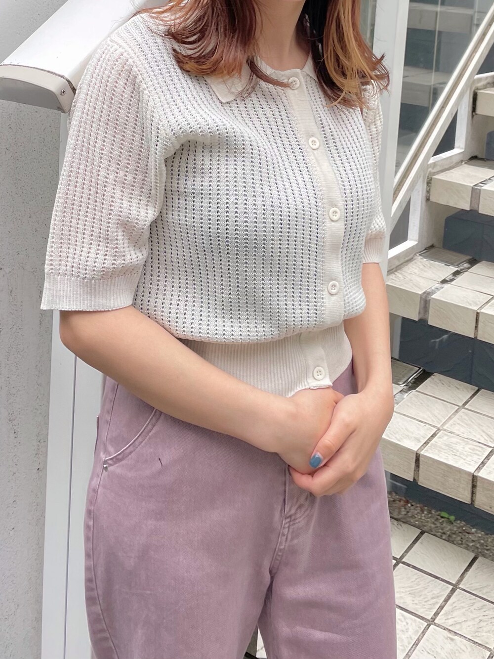 ホワイト系のカーディガン/ボレロ、ブラウン系のショルダーバッグ、ブラウン系のローファーを着用したレディースの夏コーディネートの2枚目の写真