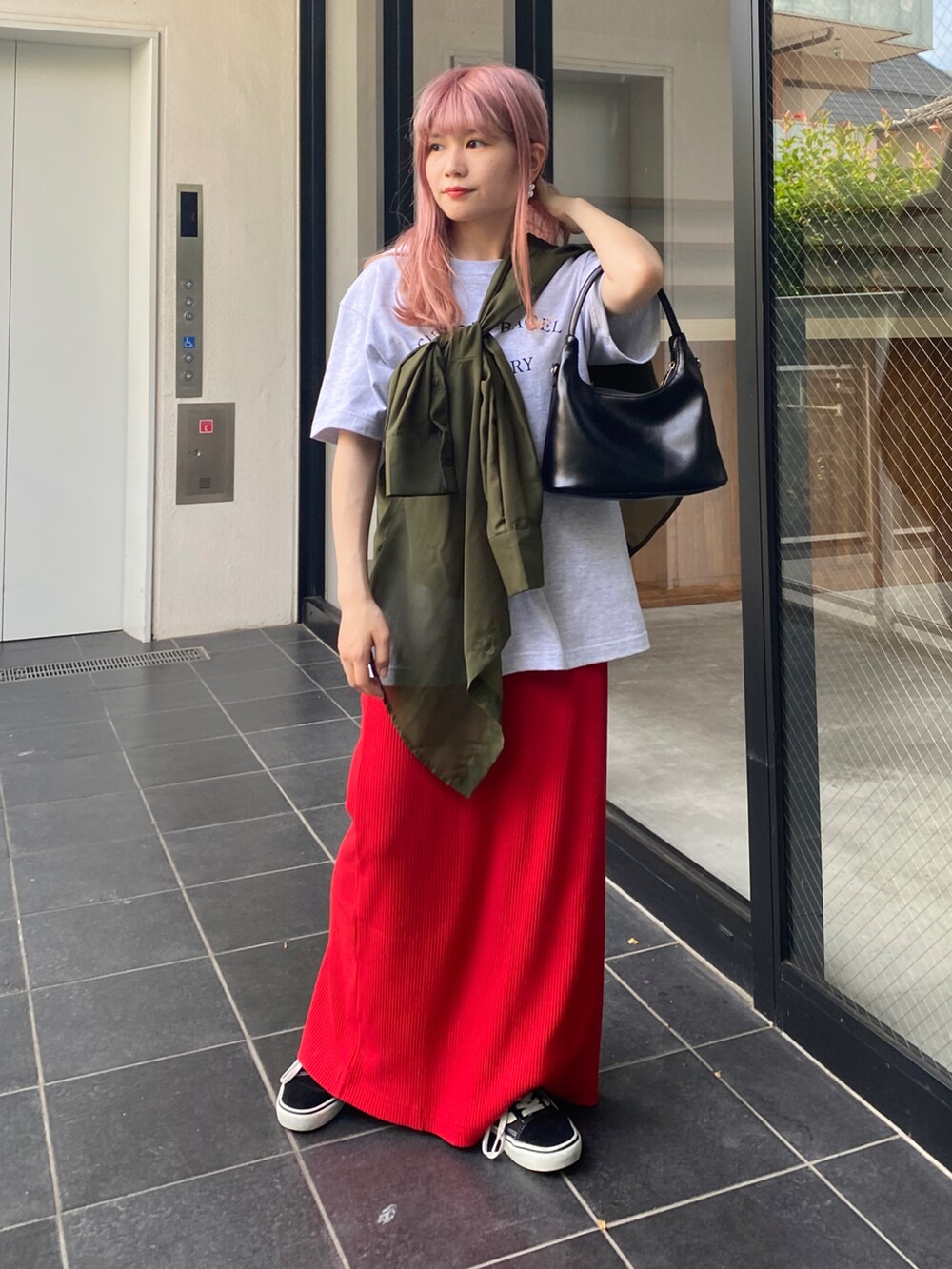 「夏コーデ、大人カジュアル、大人コーデ、Tシャツ、ロゴT、プチプラ、シャツスタイル、シアーシャツ、低身長、低身長コーデ、骨格ストレート、お出かけコーデ、休日スタイル、きれいめカジュアル、カラー×コーデ」｜「WEGOのWEGO/ボリュームスリーブシアーシャツ（シャツ/ブラウス、グリーン系）」を使った、あやぴちゅさん（骨格ストレート・レディース・148cm）の夏コーディネートの2枚目の写真