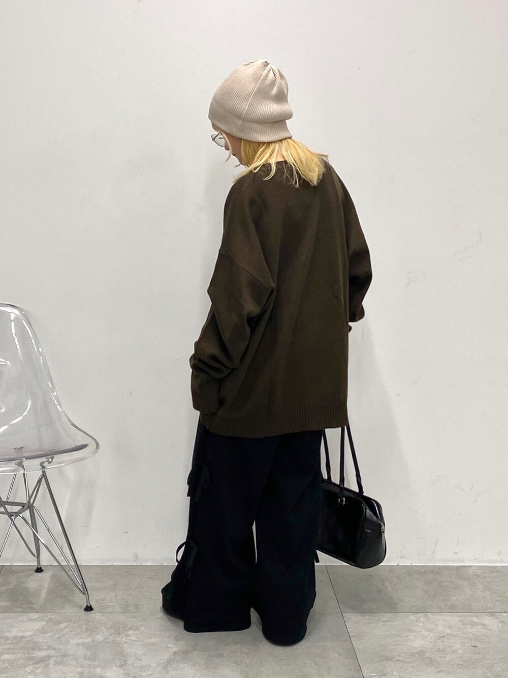 ブラック系のスウェットパンツ、ブラック系のブーツ、その他のニット/セーターを着用したレディースの冬コーディネートの3枚目の写真