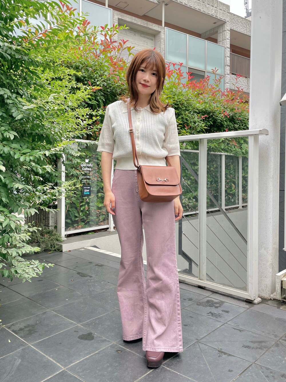 ホワイト系のカーディガン/ボレロ、ブラウン系のショルダーバッグ、ブラウン系のローファーを着用したレディースの夏コーディネートの3枚目の写真