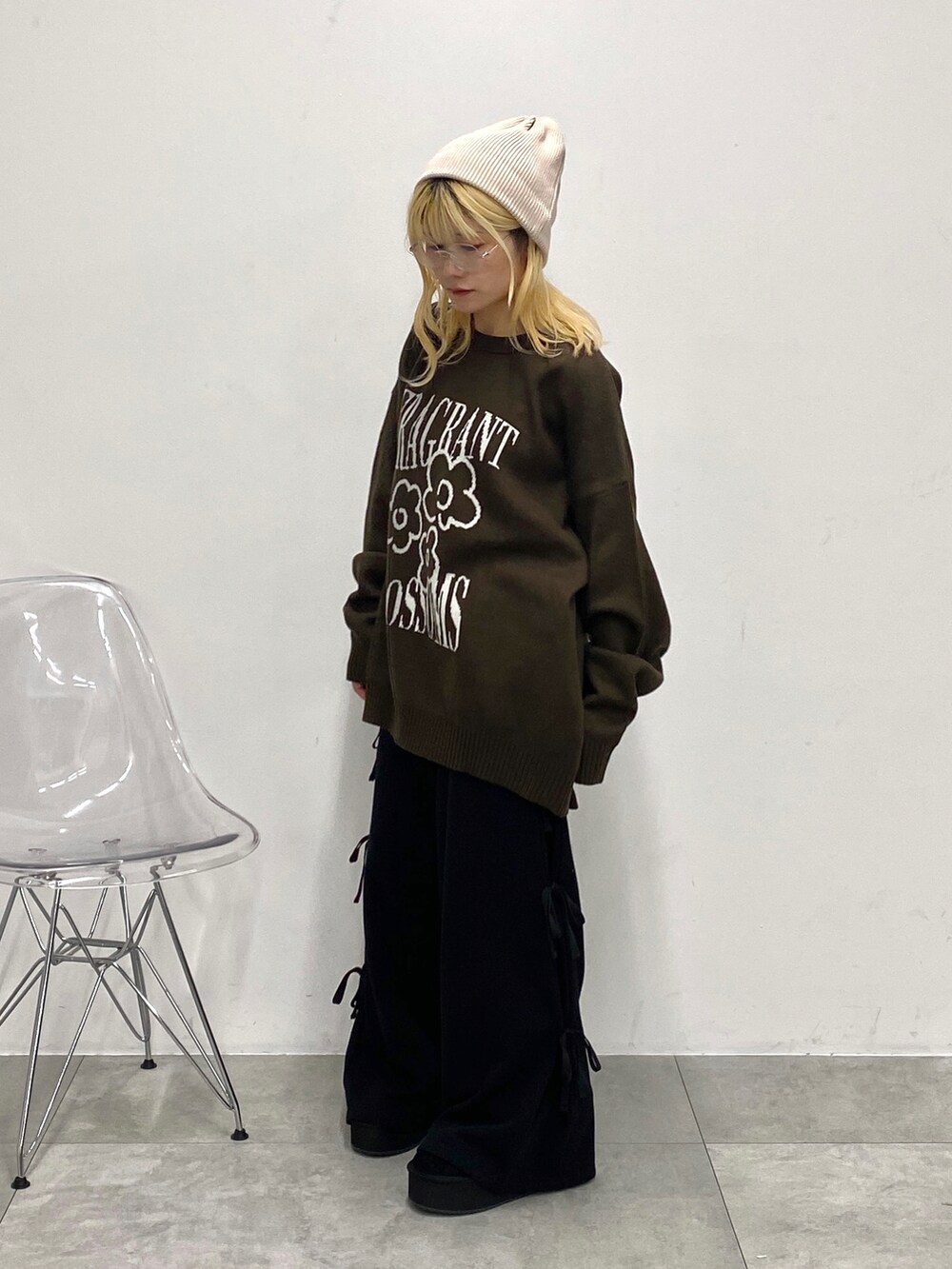 ブラック系のスウェットパンツ、ブラック系のブーツ、その他のニット/セーターを着用したレディースの冬コーディネートの2枚目の写真