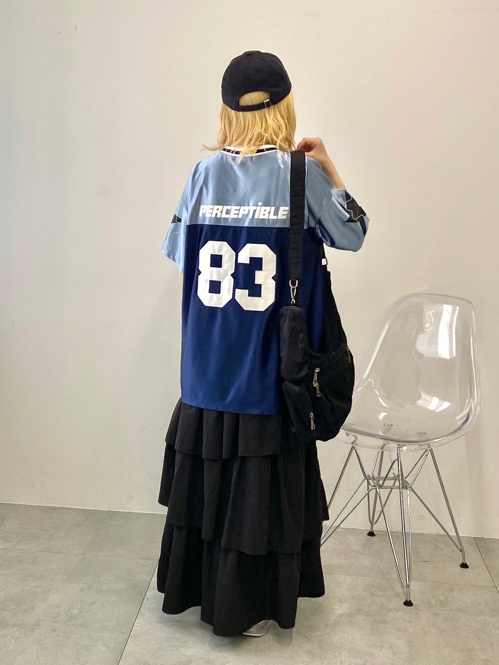 ブラック系のスカート、ブルー系のTシャツ/カットソー、ブラック系のショルダーバッグを着用したレディースの夏コーディネートの4枚目の写真