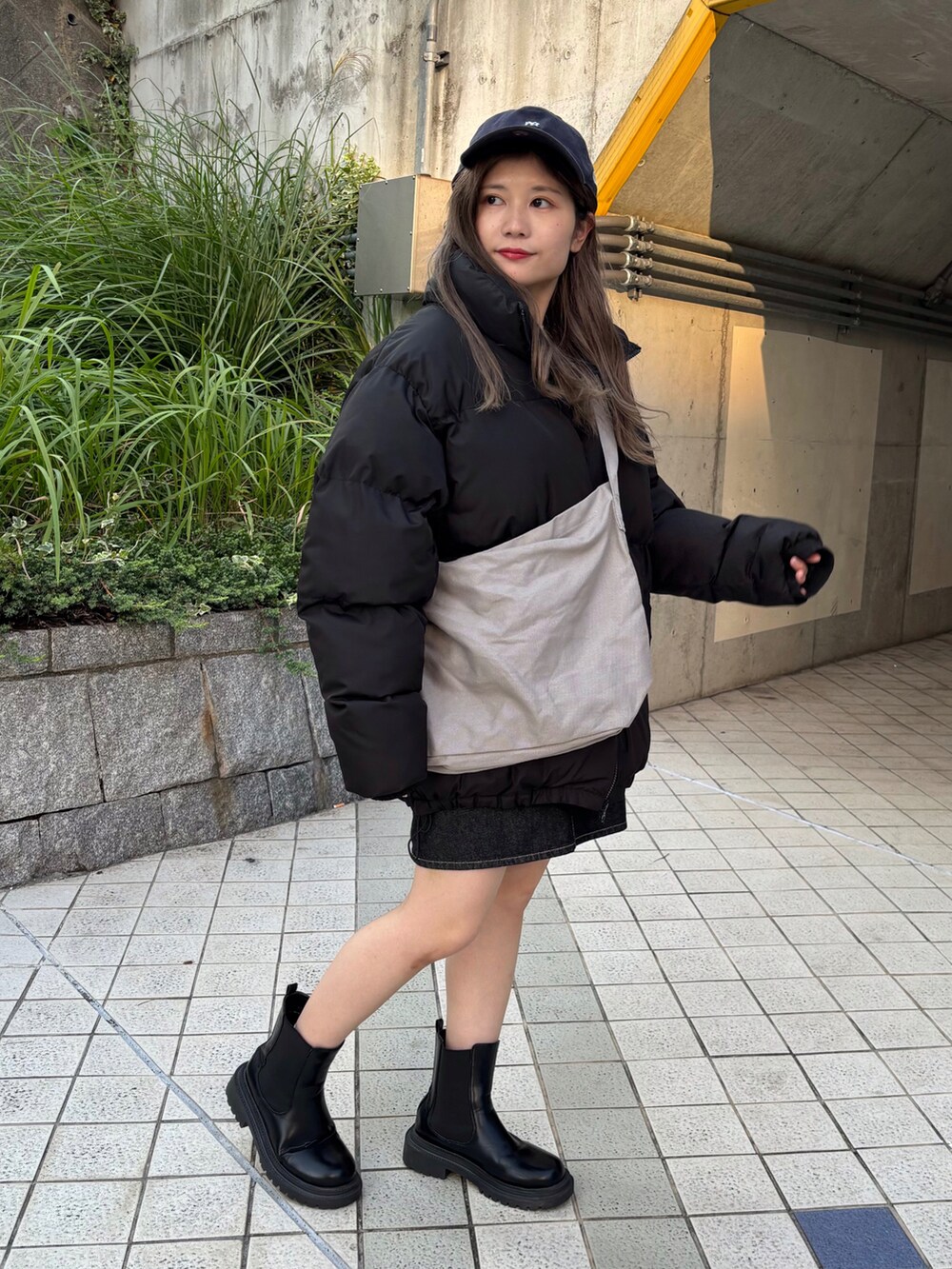 「ファッションを楽しもう、大人カジュアル、大人コーデ、ダウンジャケット、アウター、冬コーデ、低身長、低身長コーデ、プチプラ、ブーツ、カジュアルコーデ、デニムスカート、オーバーサイズ、ラフ、休日スタイル」｜「WEGOのWEGO/【23年秋冬新作】ハイネックエコダウンジャケット（ダウンジャケット/コート、ブラック系）」を使った、あやぴちゅさん（骨格ストレート・レディース・148cm）の秋コーディネートの2枚目の写真