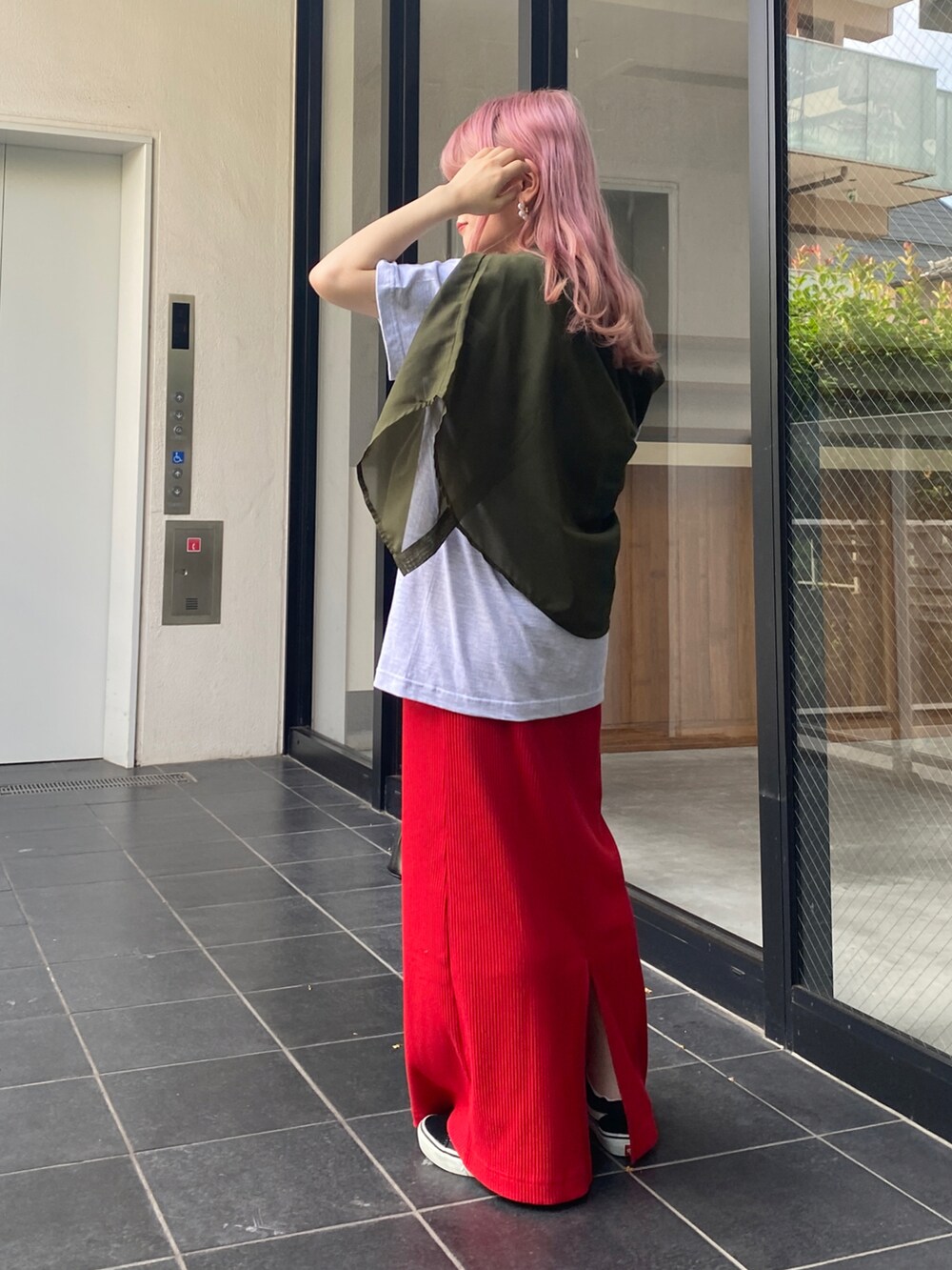 「夏コーデ、大人カジュアル、大人コーデ、Tシャツ、ロゴT、プチプラ、シャツスタイル、シアーシャツ、低身長、低身長コーデ、骨格ストレート、お出かけコーデ、休日スタイル、きれいめカジュアル、カラー×コーデ」｜「WEGOのWEGO/ボリュームスリーブシアーシャツ（シャツ/ブラウス、グリーン系）」を使った、あやぴちゅさん（骨格ストレート・レディース・148cm）の夏コーディネートの3枚目の写真