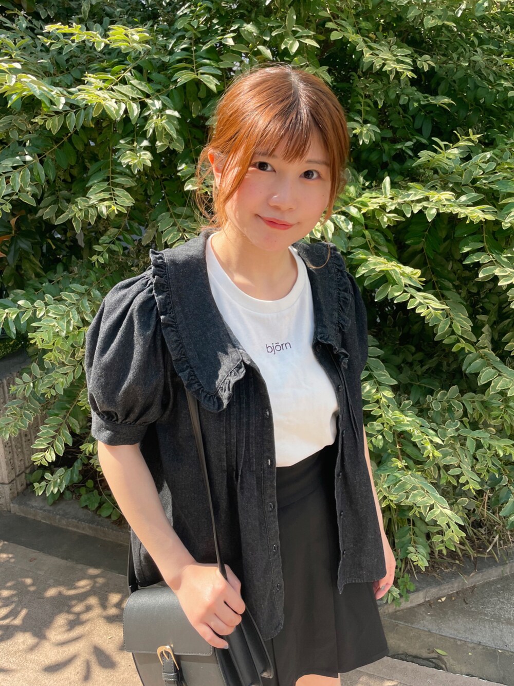 「デニムシャツ、モノトーン、フリル、プチプラコーデ、低身長、パフスリーブ、低身長コーデ、韓国ファッション、フリル襟、デニムっていいよね」｜「WEGOの∴yuririn*×WEGO/【ZOZOTOWN限定】ワンポイント刺繍ショートT（Tシャツ/カットソー、ホワイト系）」を使った、あやぴちゅさん（レディース・148cm）の夏コーディネートの2枚目の写真