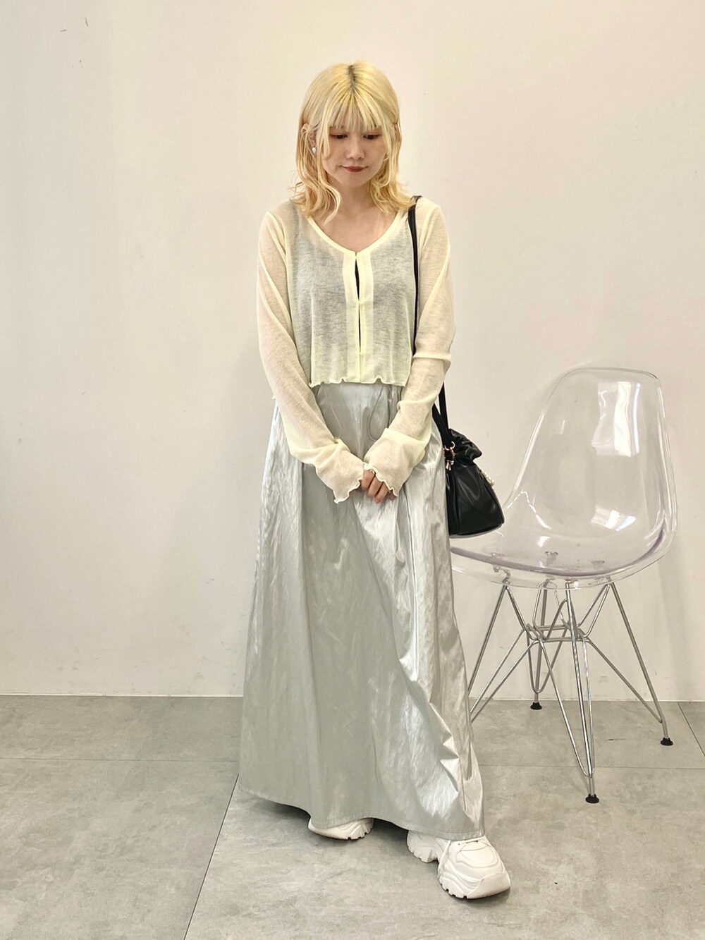 ホワイト系のカーディガン/ボレロ、シルバー系のスカート、ホワイト系のスニーカーを着用したレディースの夏コーディネートの4枚目の写真