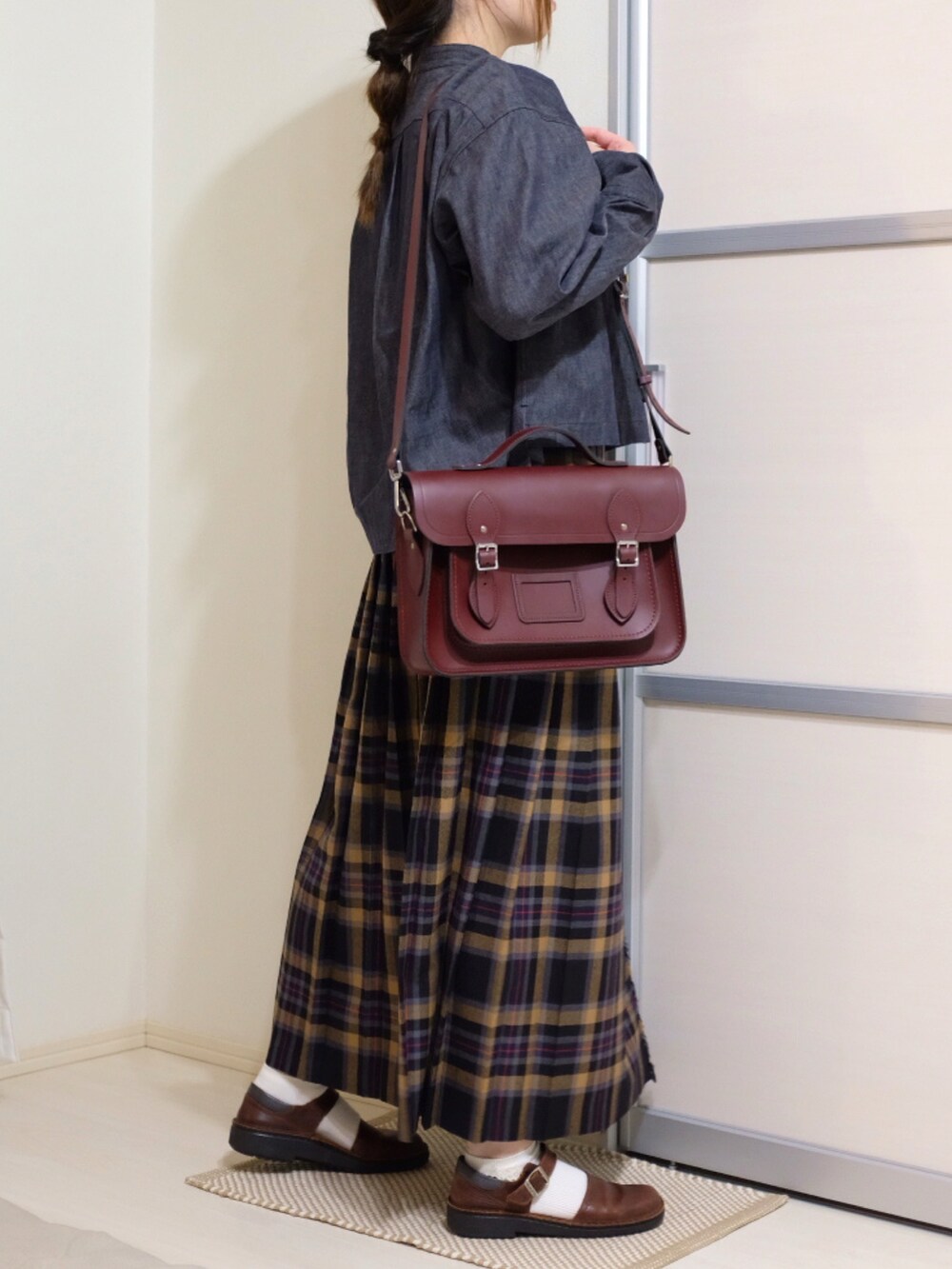 ベージュ系のスカート、ブラック系のシャツ/ブラウス、ホワイト系のTシャツ/カットソーを着用したレディースの秋コーディネートの3枚目の写真