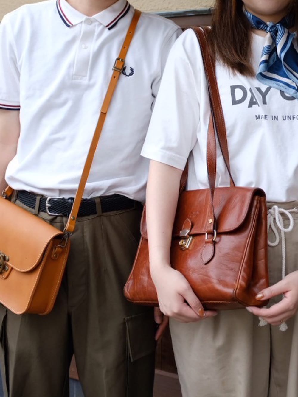 ホワイト系のTシャツ/カットソー、ベージュ系のパンツ、ブラウン系のサンダルを着用したレディースの秋コーディネートの3枚目の写真