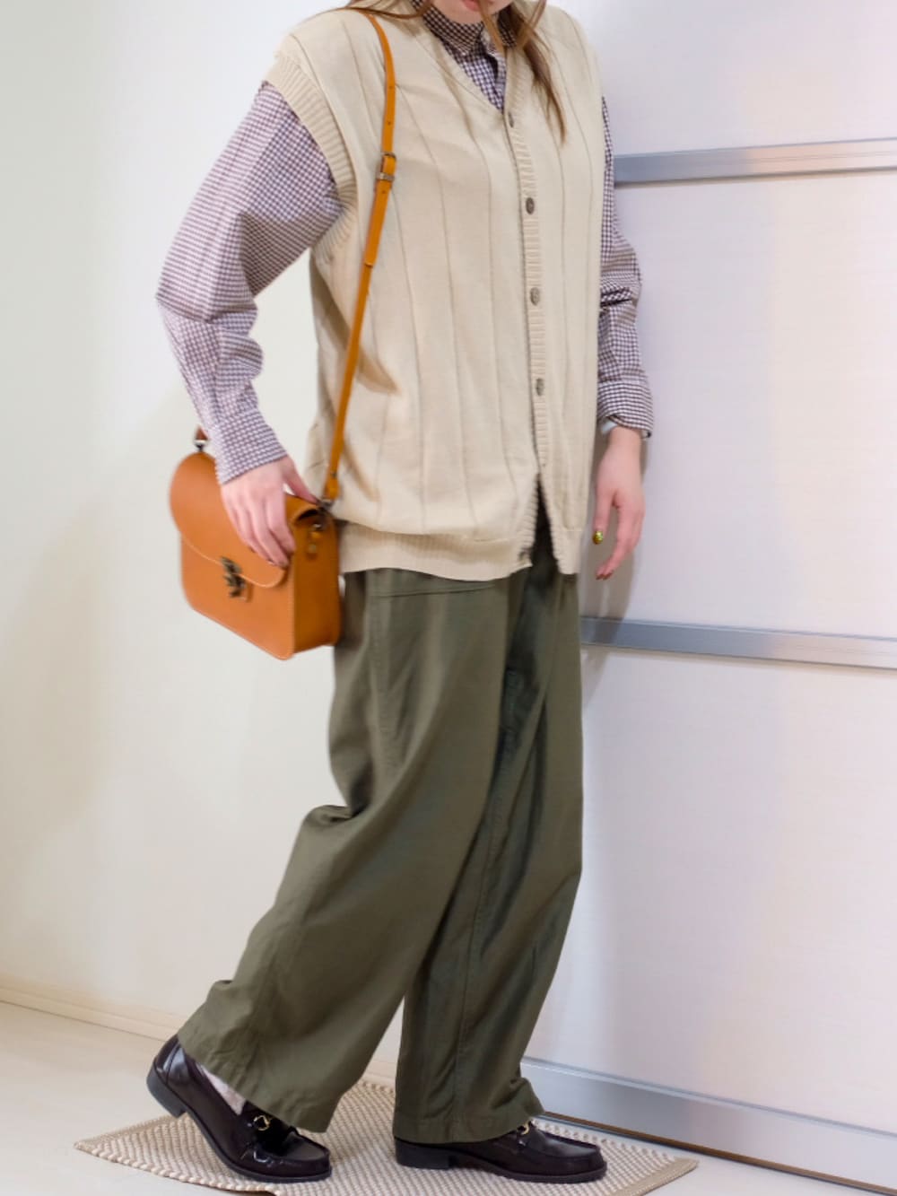 ベージュ系のベスト、ブラウン系のシャツ/ブラウス、グリーン系のその他パンツを着用したレディースの秋コーディネートの3枚目の写真