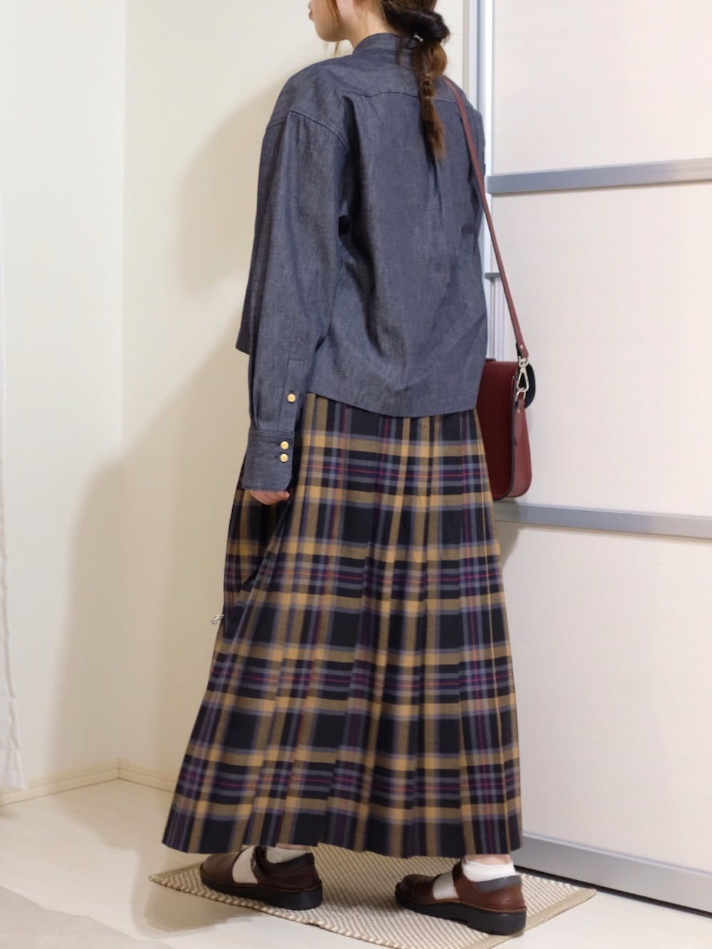 ベージュ系のスカート、ブラック系のシャツ/ブラウス、ホワイト系のTシャツ/カットソーを着用したレディースの秋コーディネートの2枚目の写真