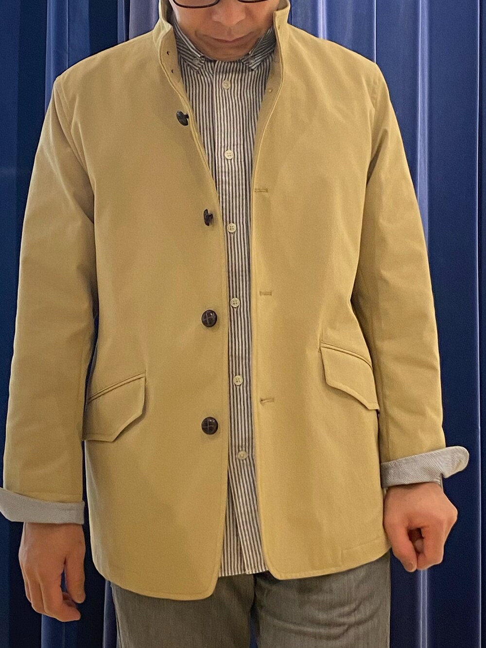 ベージュ系のブルゾンを着用したメンズの春コーディネートの2枚目の写真