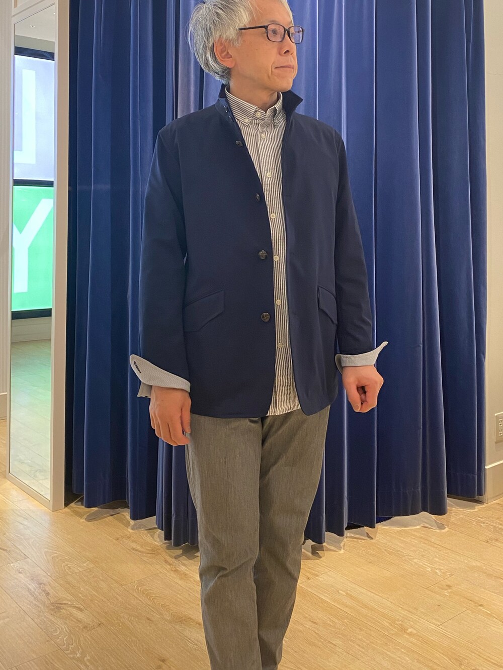 ベージュ系のブルゾンを着用したメンズの春コーディネートの6枚目の写真