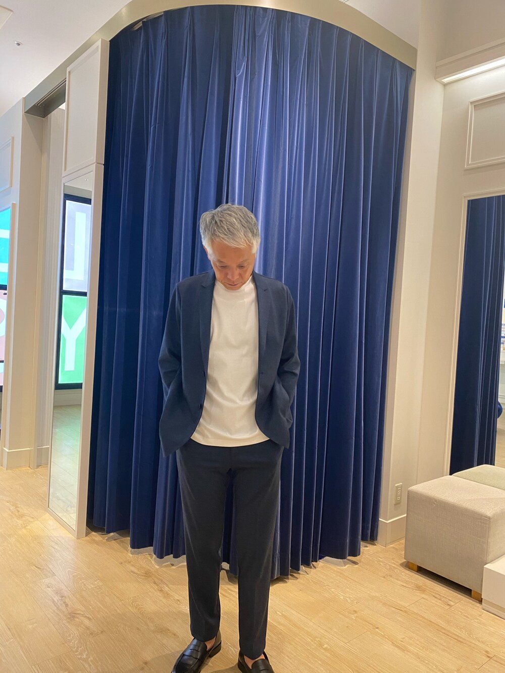 ホワイト系のTシャツ/カットソー、ブルー系のその他パンツを着用したメンズの秋コーディネートの5枚目の写真