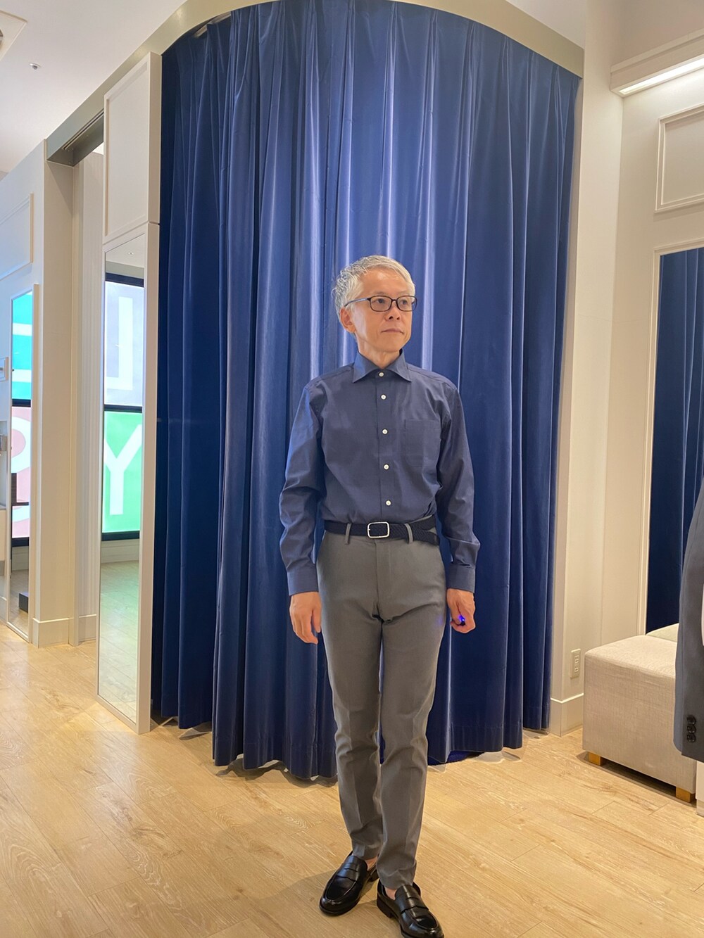 ブルー系のシャツ/ブラウス、グレー系のその他パンツ、ブルー系のテーラードジャケットを着用したメンズの秋コーディネートの4枚目の写真