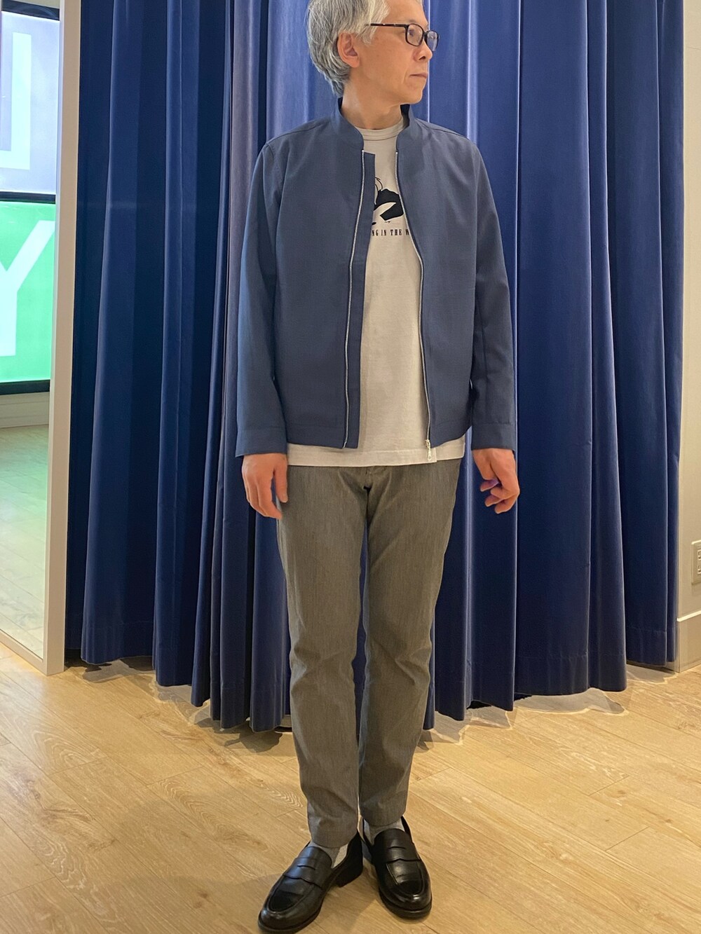 ブルー系のライダースジャケットを着用したメンズの冬コーディネートの3枚目の写真