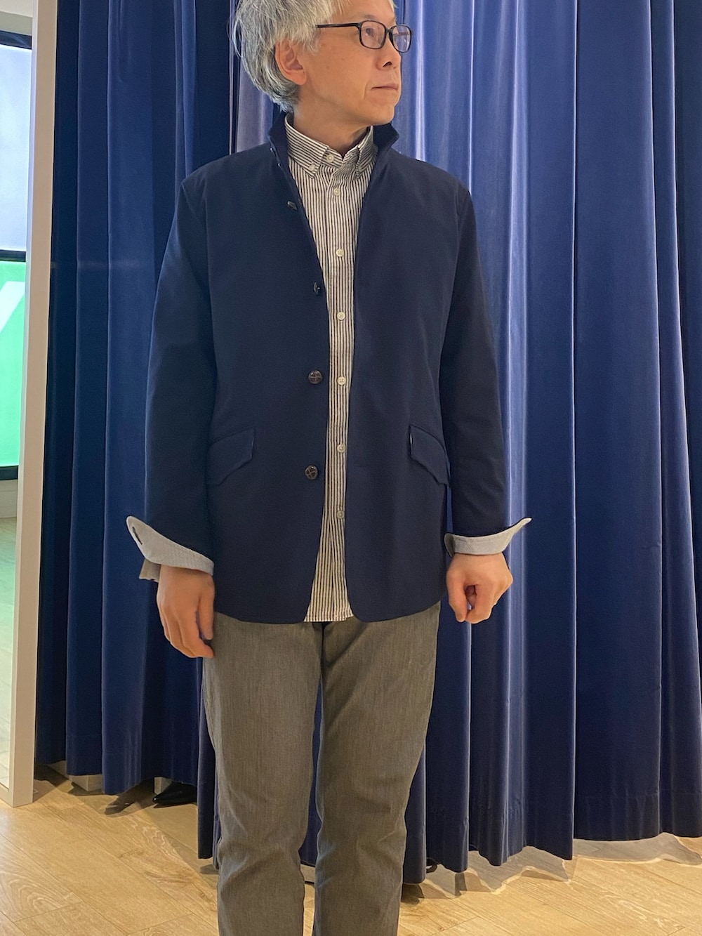 ベージュ系のブルゾンを着用したメンズの春コーディネートの4枚目の写真