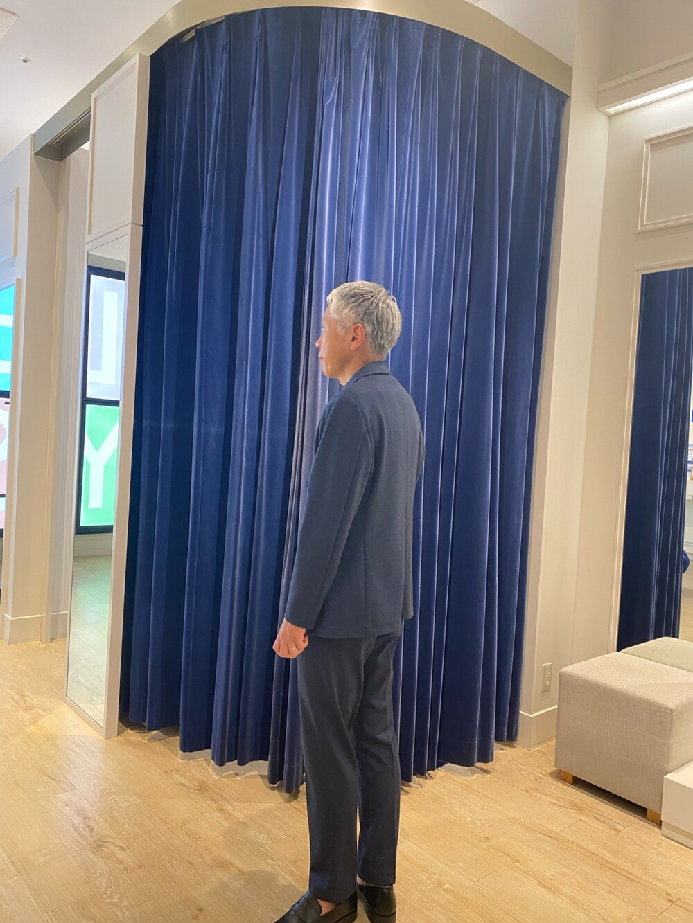 ホワイト系のTシャツ/カットソー、ブルー系のその他パンツを着用したメンズの秋コーディネートの2枚目の写真