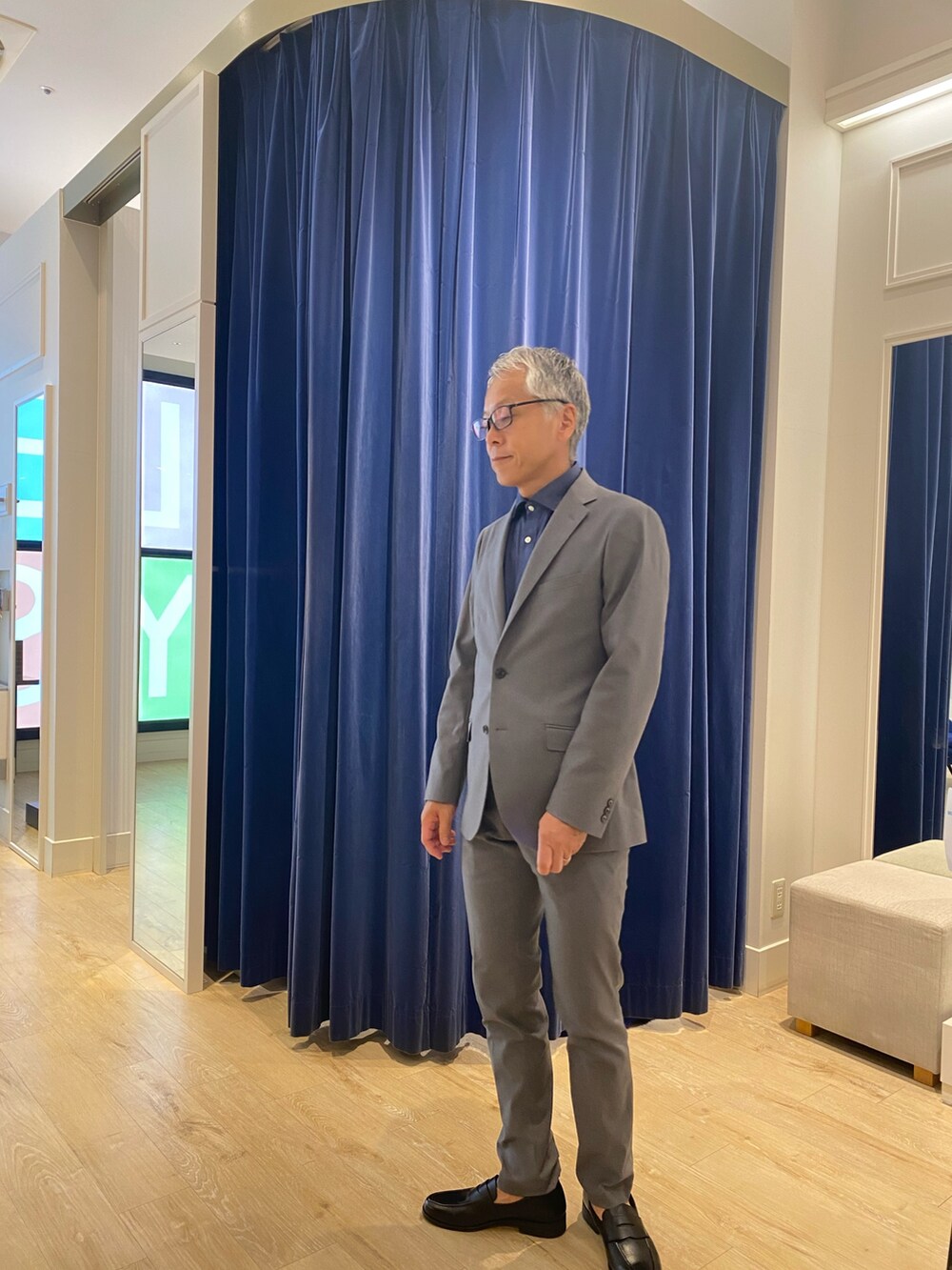 ブルー系のシャツ/ブラウス、グレー系のその他パンツ、ブルー系のテーラードジャケットを着用したメンズの秋コーディネートの3枚目の写真