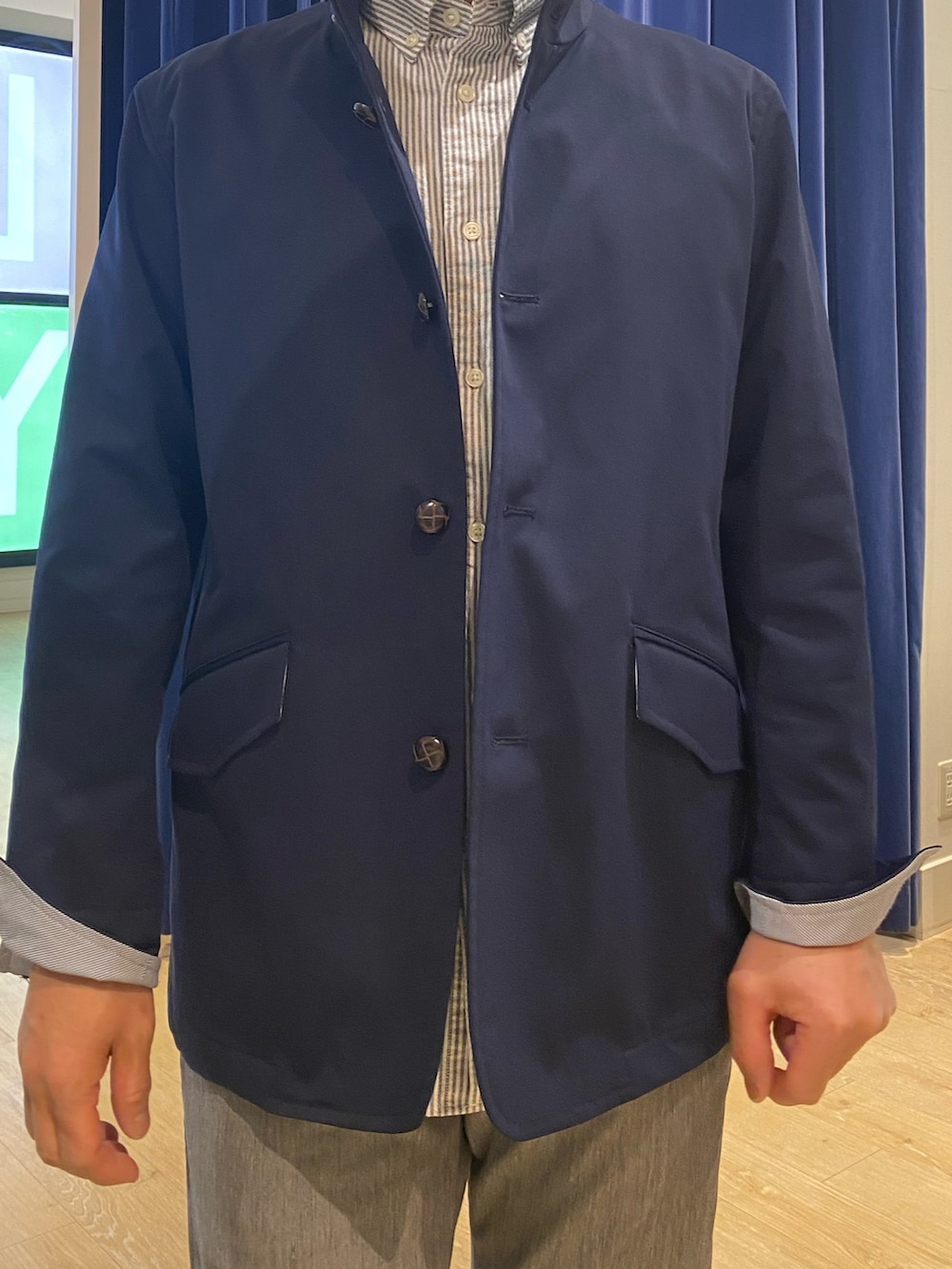 ベージュ系のブルゾンを着用したメンズの春コーディネートの5枚目の写真