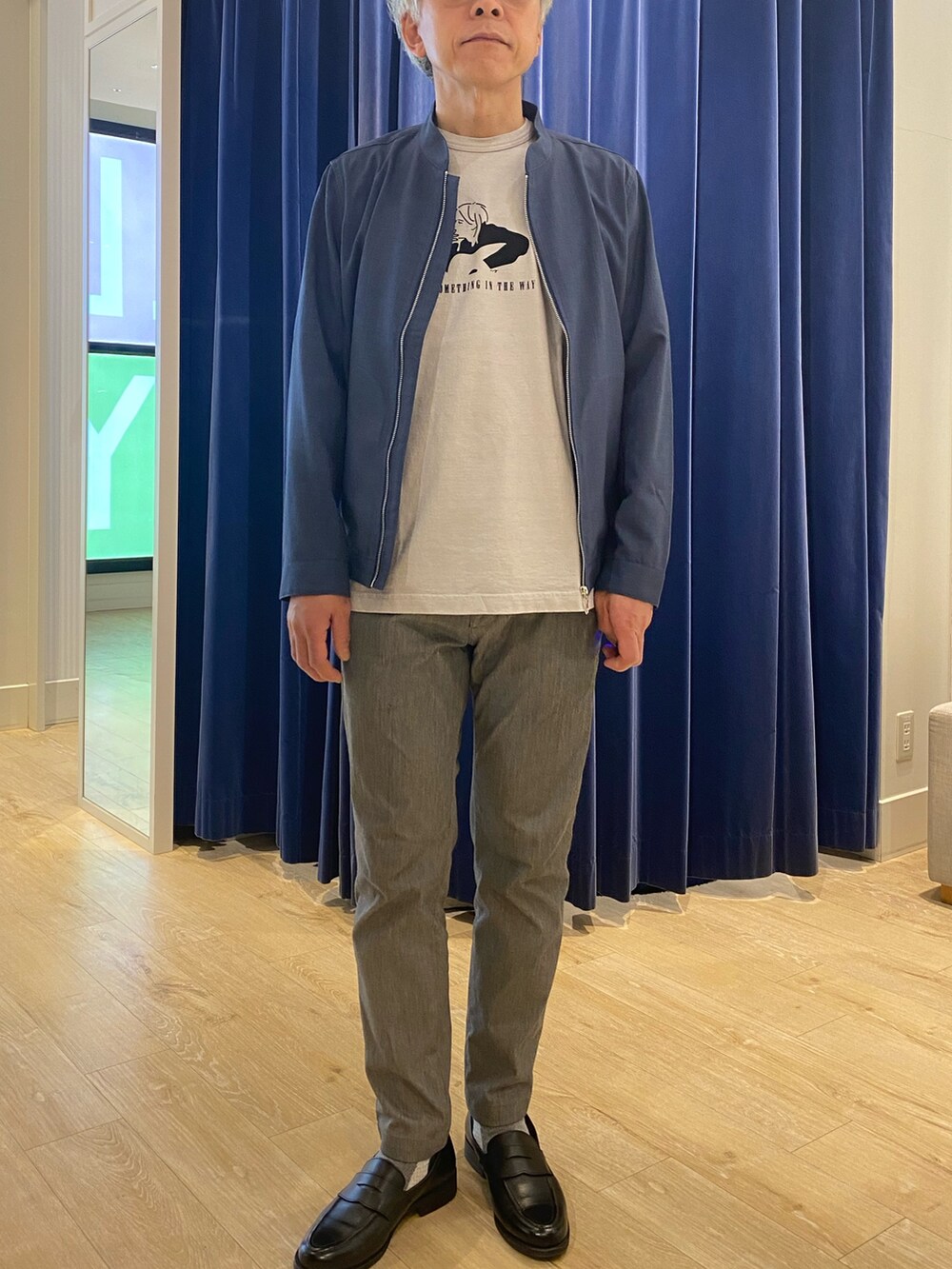 ブルー系のライダースジャケットを着用したメンズの冬コーディネートの4枚目の写真