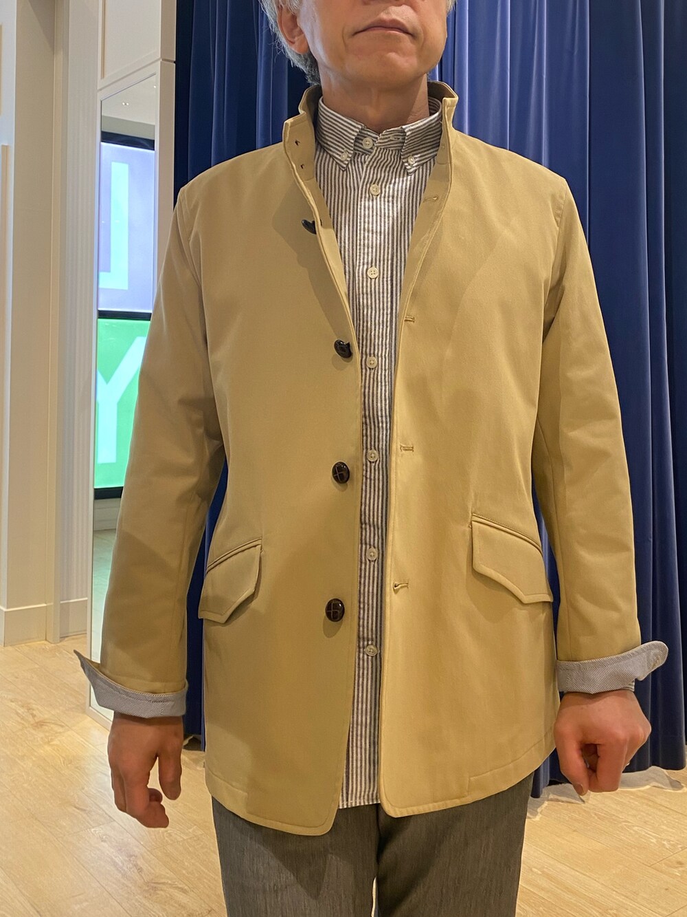 ベージュ系のブルゾンを着用したメンズの春コーディネートの3枚目の写真