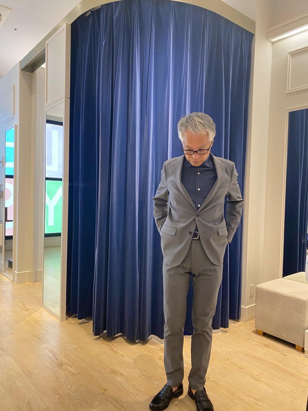 ブルー系のシャツ/ブラウス、グレー系のその他パンツ、ブルー系のテーラードジャケットを着用したメンズの秋コーディネートの2枚目の写真