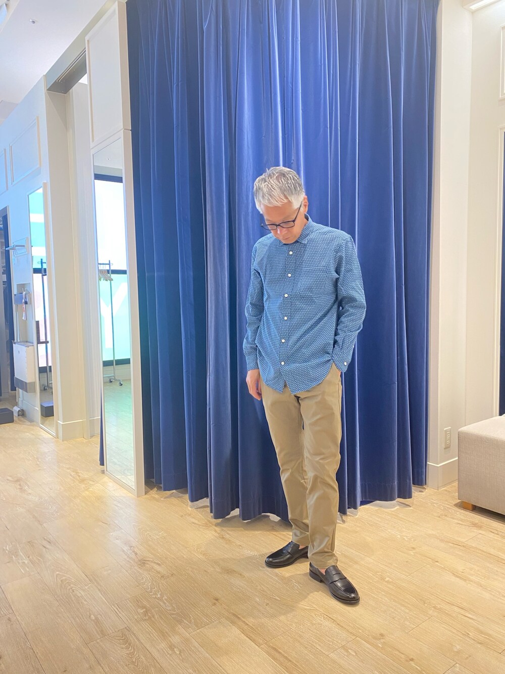 ホワイト系のシャツ/ブラウス、グレー系のその他パンツを着用したメンズの秋コーディネートの3枚目の写真