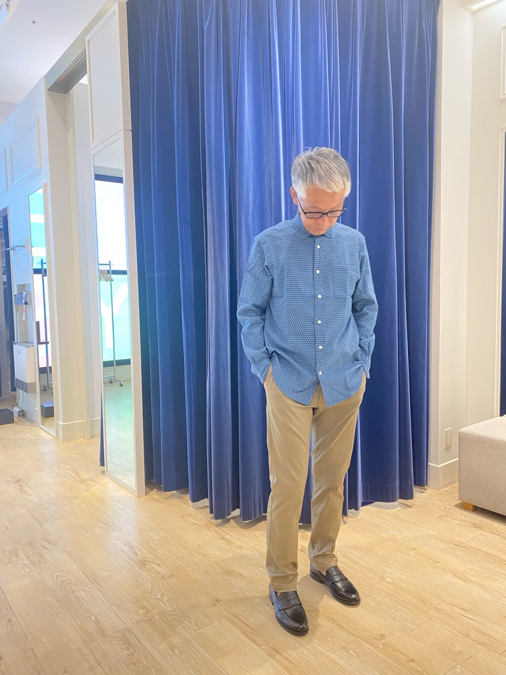 ホワイト系のシャツ/ブラウス、グレー系のその他パンツを着用したメンズの秋コーディネートの2枚目の写真