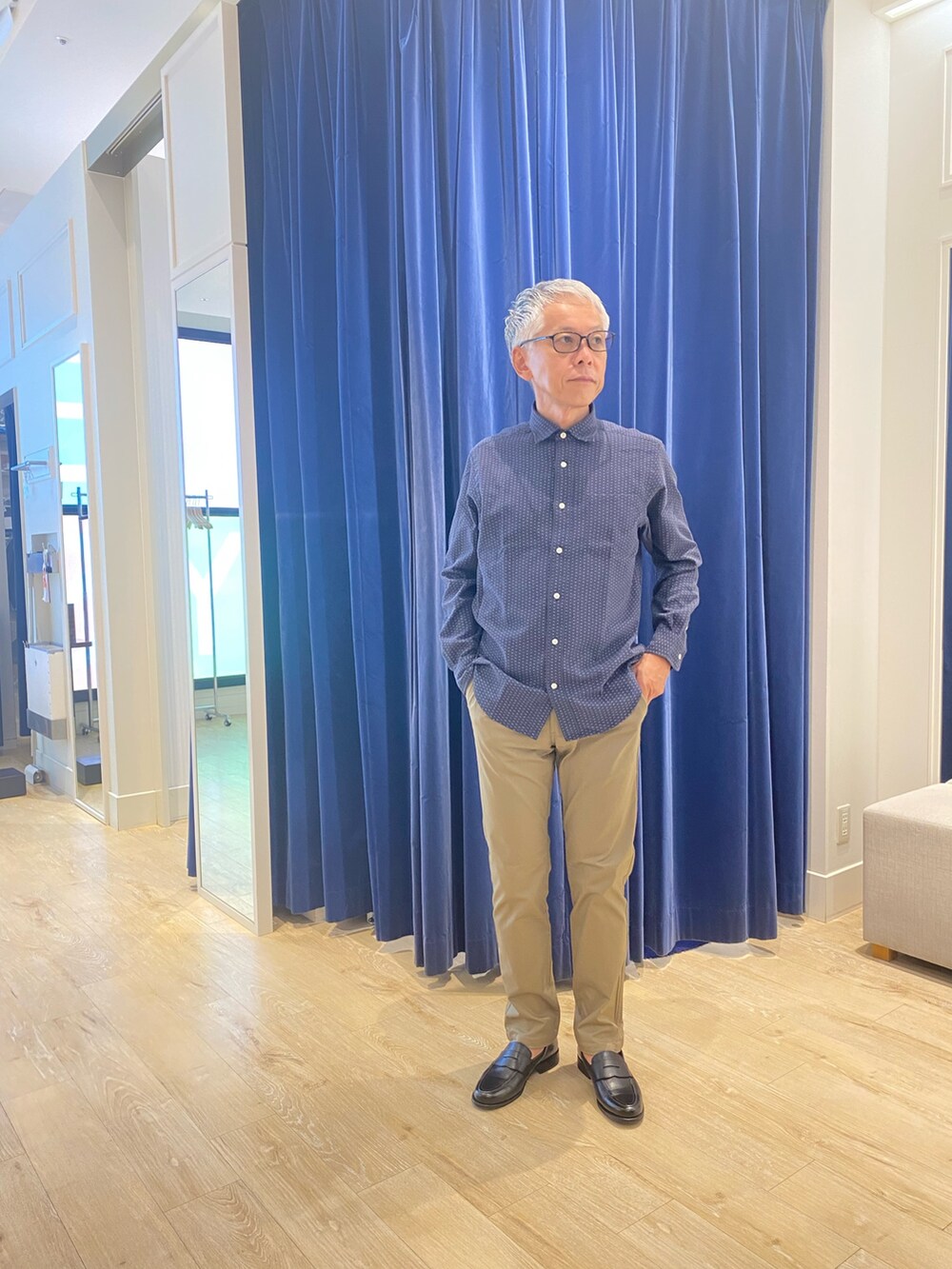 ホワイト系のシャツ/ブラウス、グレー系のその他パンツを着用したメンズの秋コーディネートの5枚目の写真