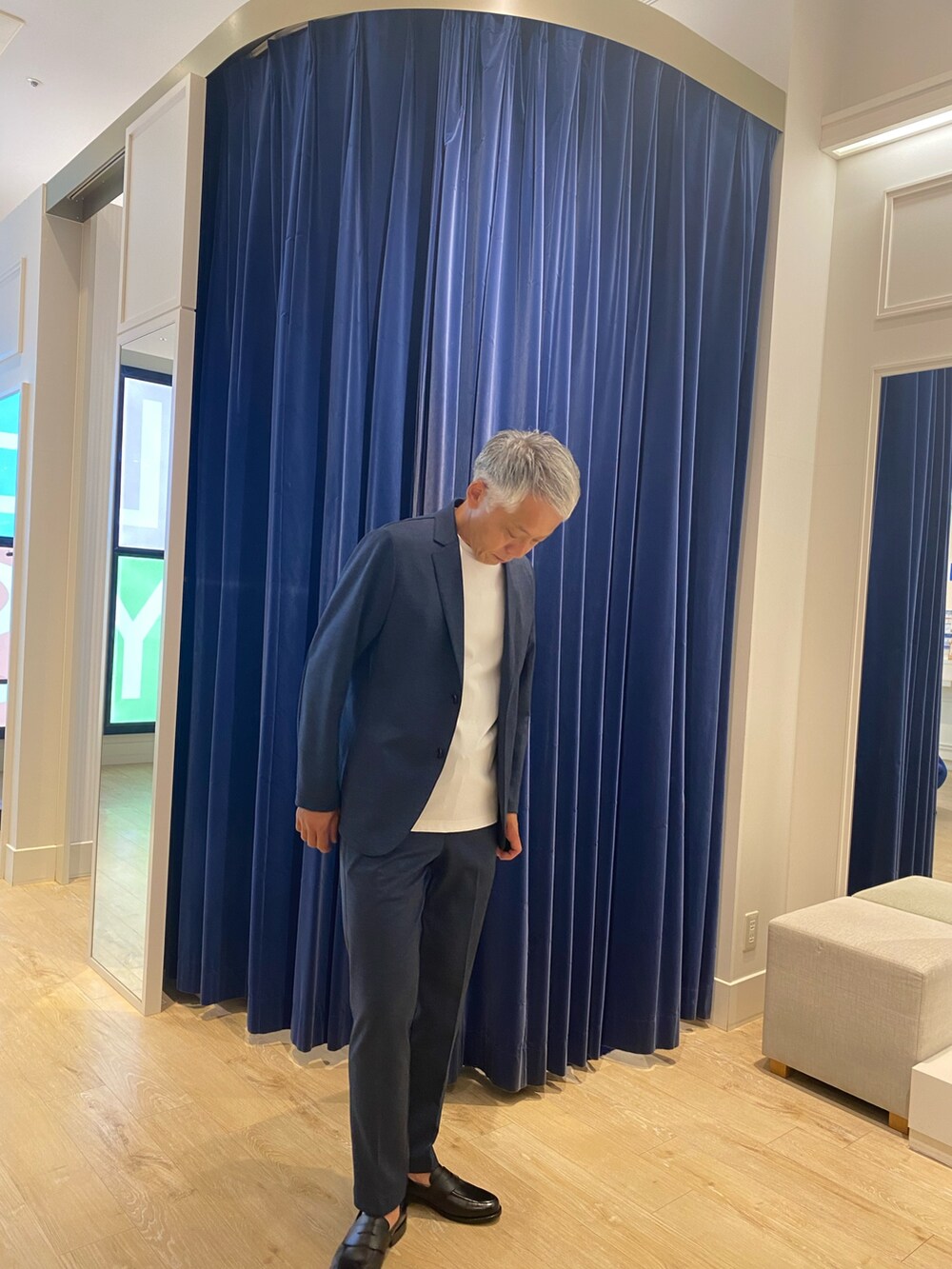 ホワイト系のTシャツ/カットソー、ブルー系のその他パンツを着用したメンズの秋コーディネートの4枚目の写真