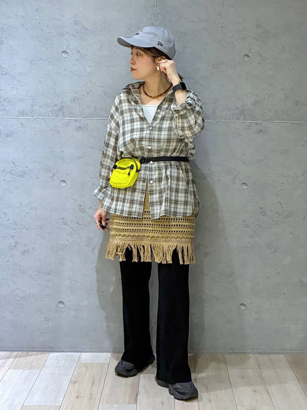 ブラック系のその他パンツ、ベージュ系のスカート、ブラウン系のシャツ/ブラウスを着用したレディースの春コーディネートの2枚目の写真
