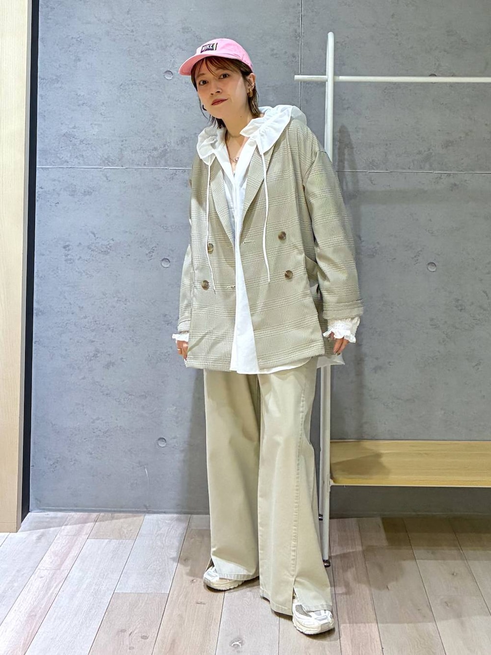 ベージュ系のテーラードジャケット、ホワイト系のシャツ/ブラウスを着用したレディースの春コーディネートの2枚目の写真