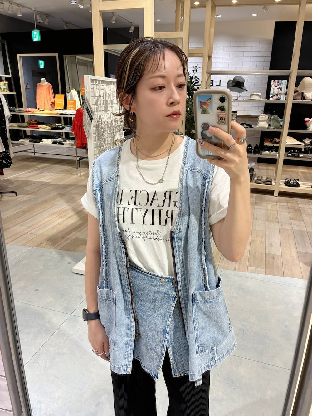 ブラック系のその他パンツ、ホワイト系のTシャツ/カットソー、ブルー系のベストを着用したレディースの夏コーディネートの3枚目の写真