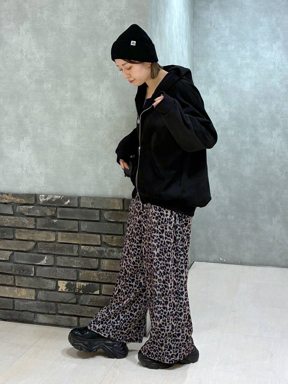 ブラック系のスニーカー、ブラック系のパーカー、ブルー系のTシャツ/カットソーを着用したレディースの秋コーディネートの7枚目の写真