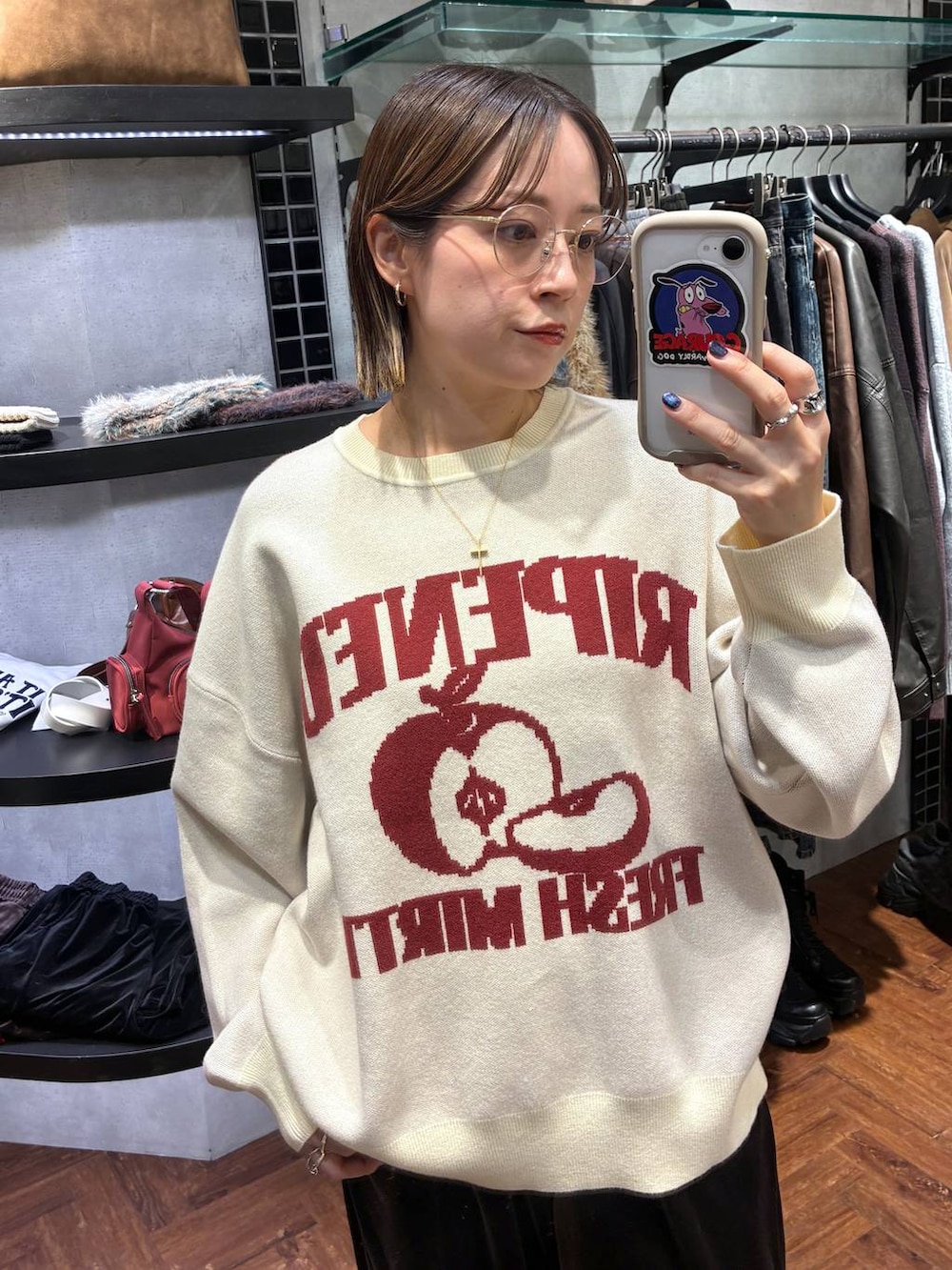 ブラック系のスニーカー、ベージュ系のニット/セーター、ブラウン系のその他パンツを着用したレディースの秋コーディネートの5枚目の写真