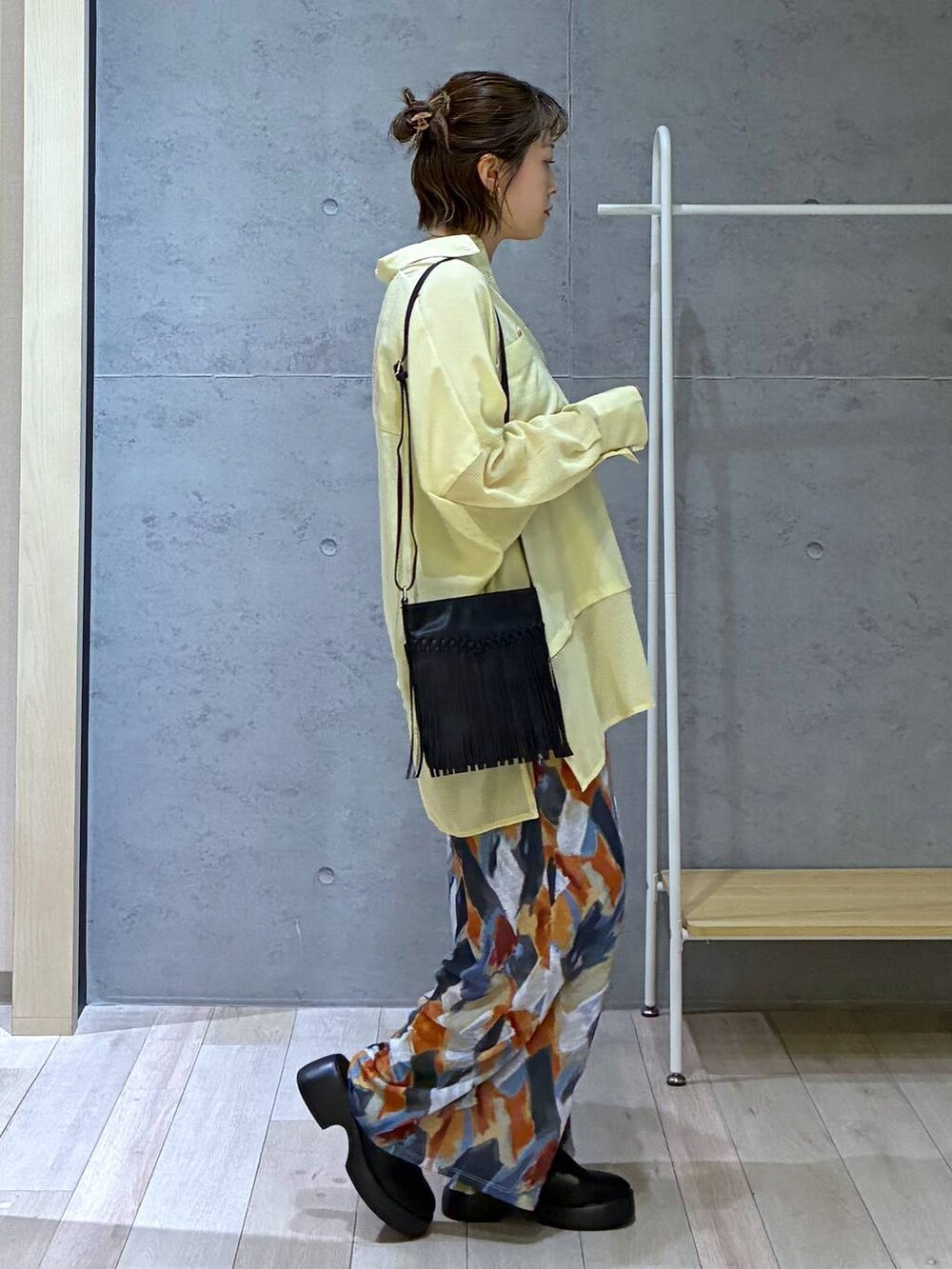 ブルー系のその他パンツ、ブラック系のサンダル、ブラック系のショルダーバッグを着用したレディースの春コーディネートの5枚目の写真