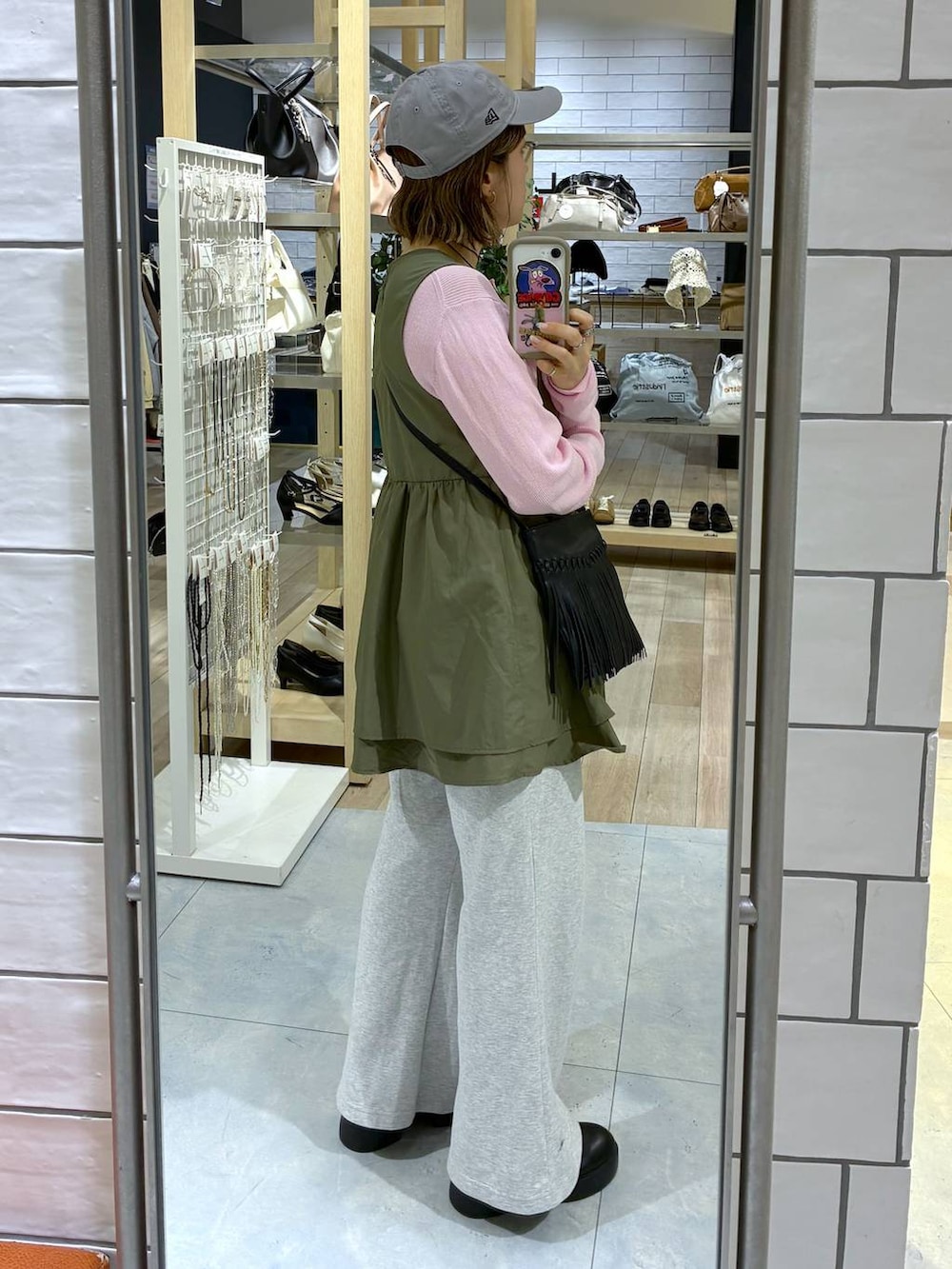 ブラック系のサンダル、ピンク系のニット/セーター、グレー系のスウェットパンツを着用したレディースの春コーディネートの4枚目の写真