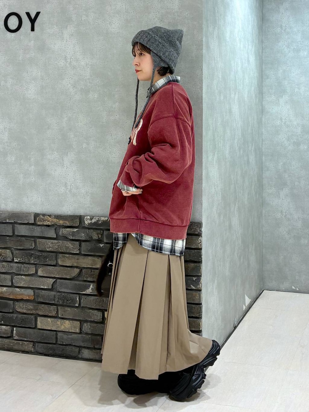 ブラック系のブーツ、レッド系のスウェット、ブルー系のシャツ/ブラウスを着用したレディースの秋コーディネートの6枚目の写真