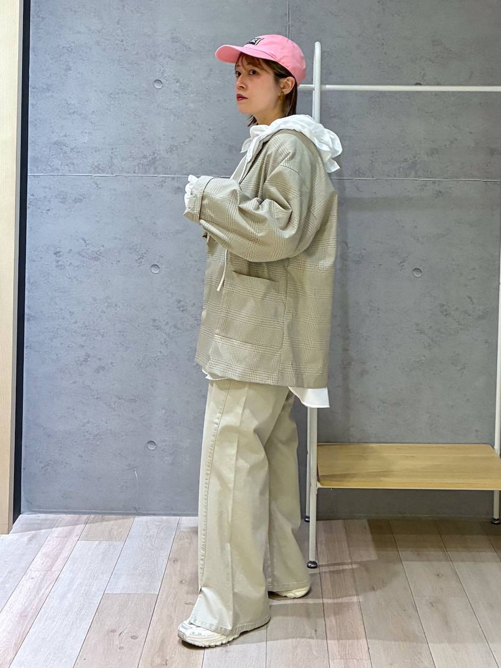 ベージュ系のテーラードジャケット、ホワイト系のシャツ/ブラウスを着用したレディースの春コーディネートの4枚目の写真