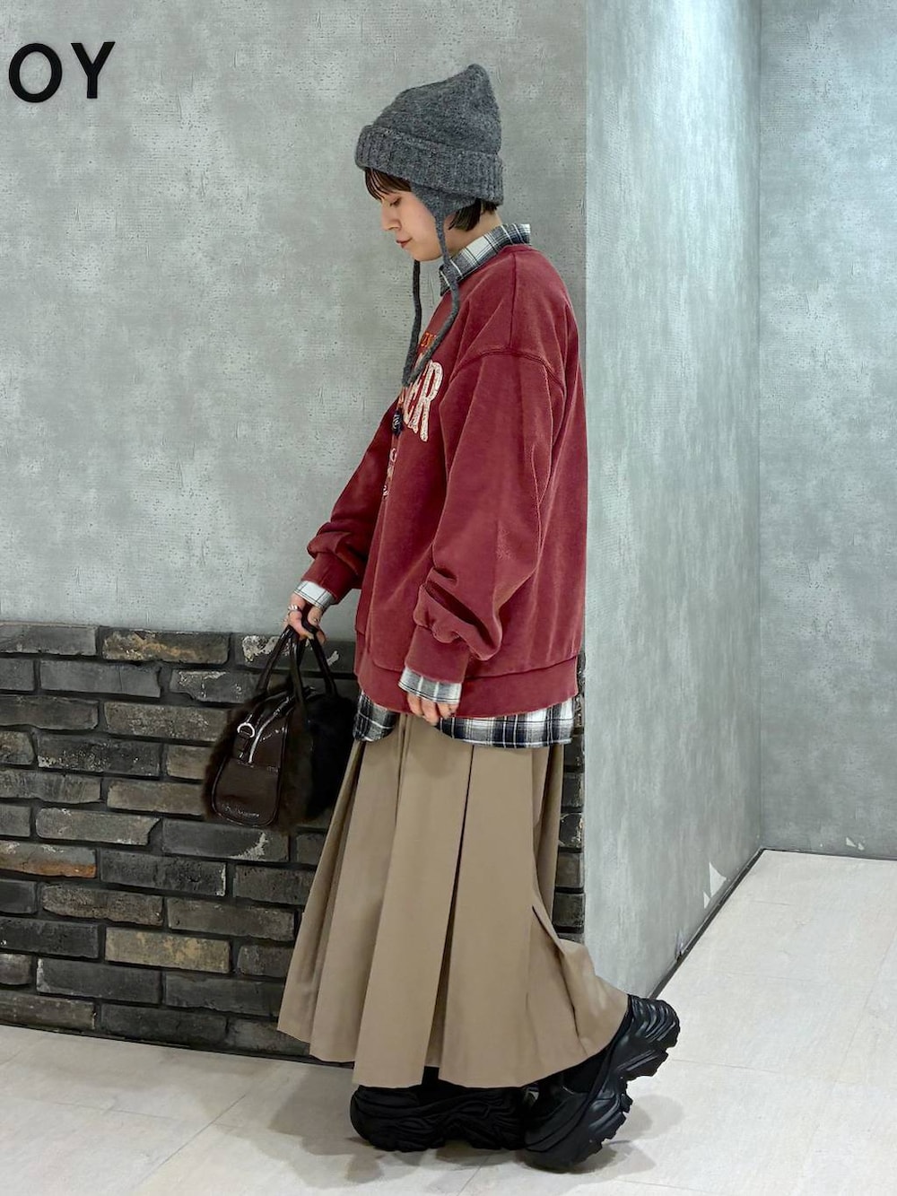 ブラック系のブーツ、レッド系のスウェット、ブルー系のシャツ/ブラウスを着用したレディースの秋コーディネートの7枚目の写真