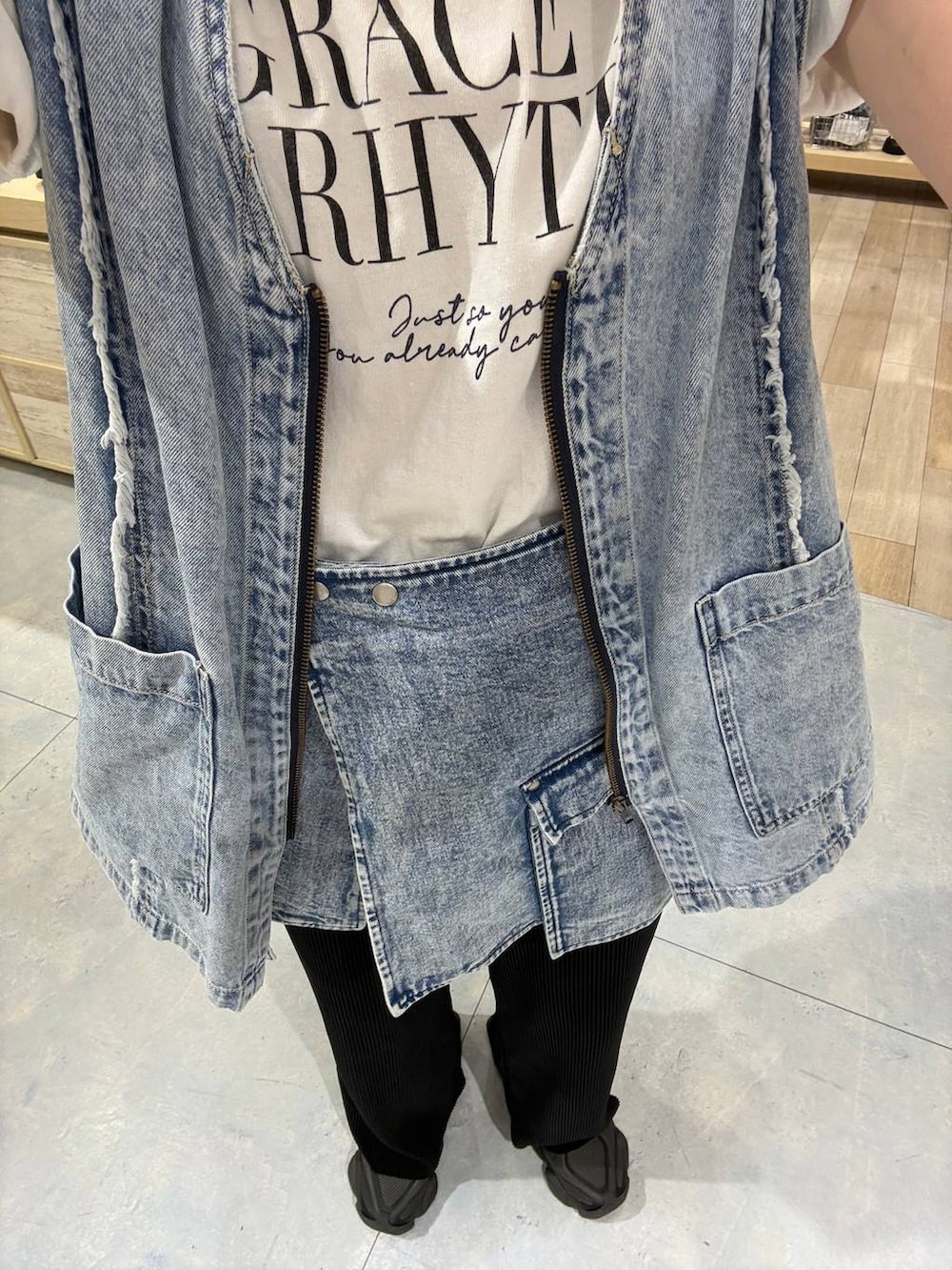 ブラック系のその他パンツ、ホワイト系のTシャツ/カットソー、ブルー系のベストを着用したレディースの夏コーディネートの2枚目の写真