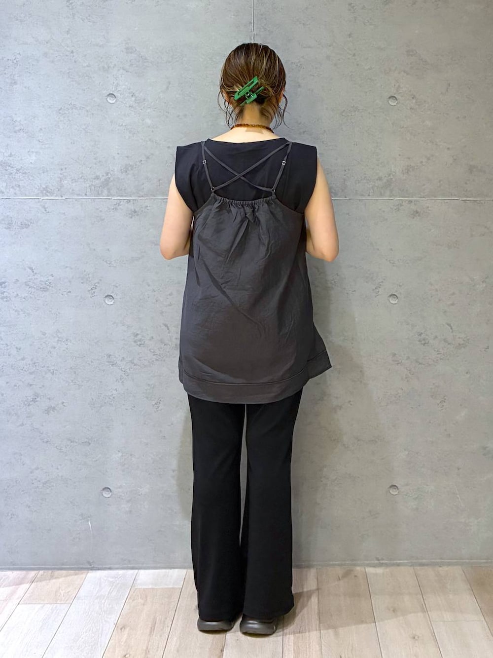 ブラック系のTシャツ/カットソー、ブラック系のスニーカー、グレー系のキャミソールを着用したレディースの夏コーディネートの4枚目の写真