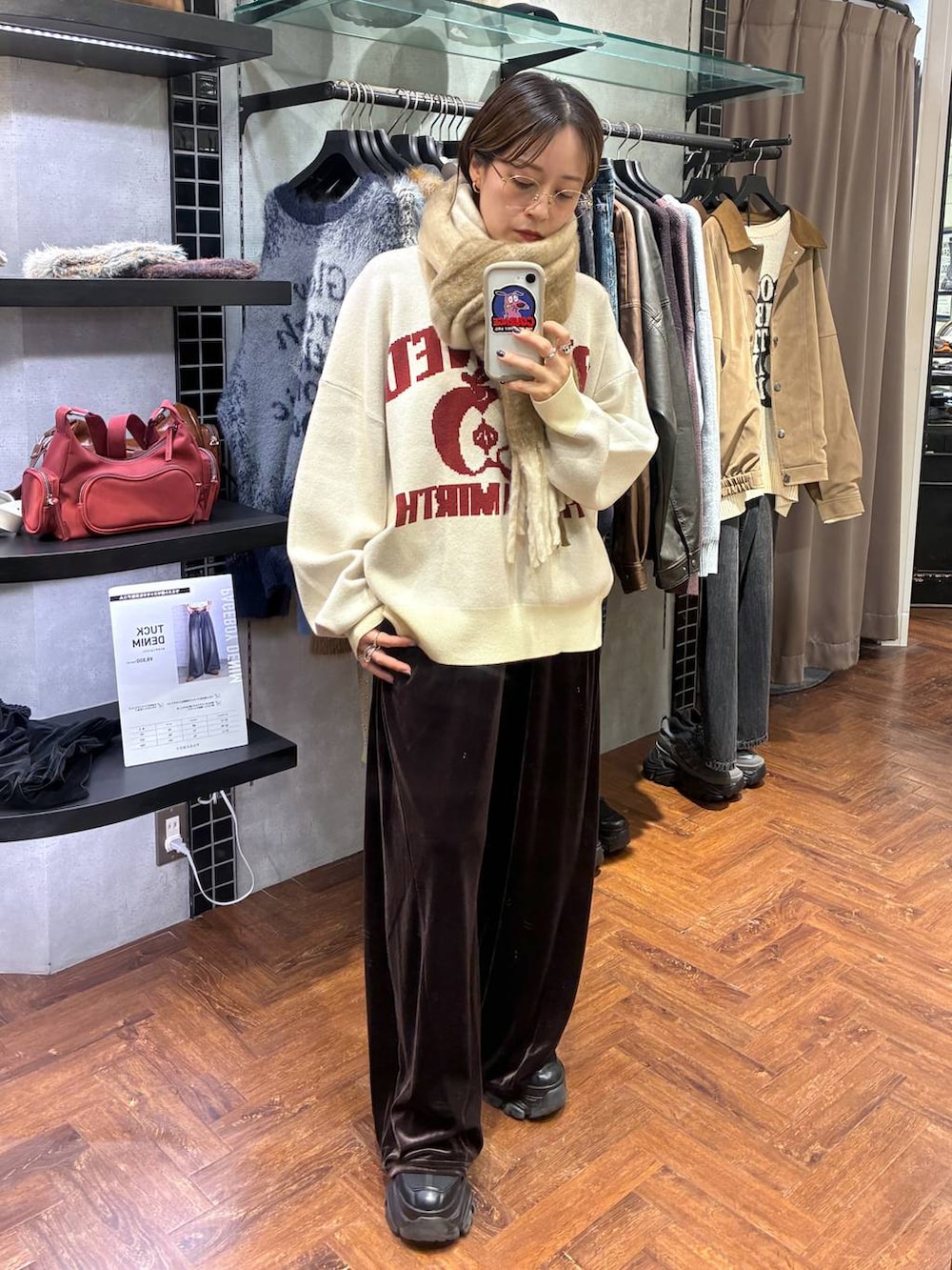 ブラック系のスニーカー、ベージュ系のニット/セーター、ブラウン系のその他パンツを着用したレディースの秋コーディネートの2枚目の写真