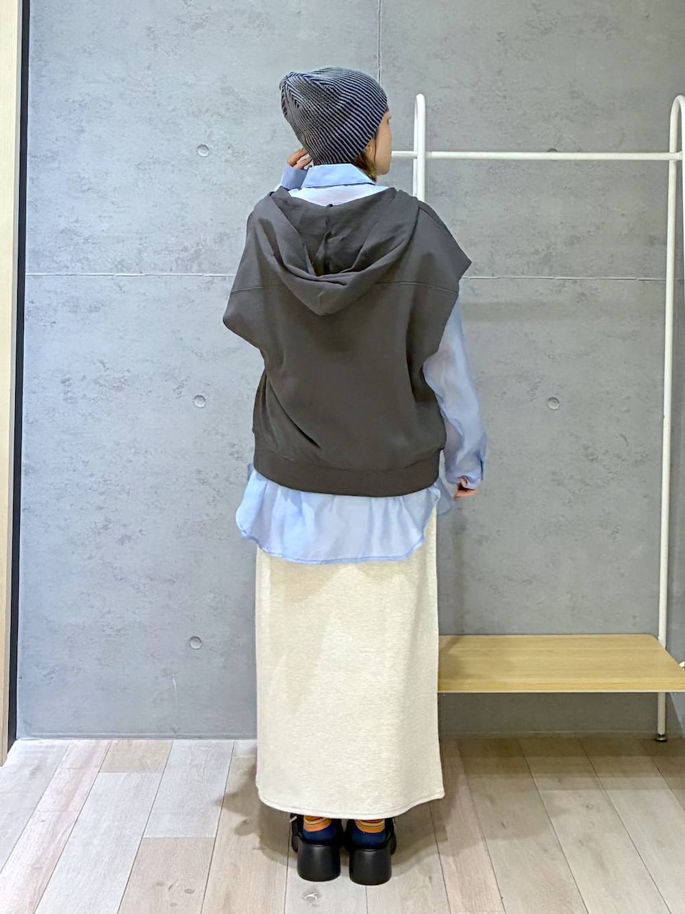 ブルー系のシャツ/ブラウス、ブラック系のサンダル、ベージュ系のスカートを着用したレディースの春コーディネートの4枚目の写真